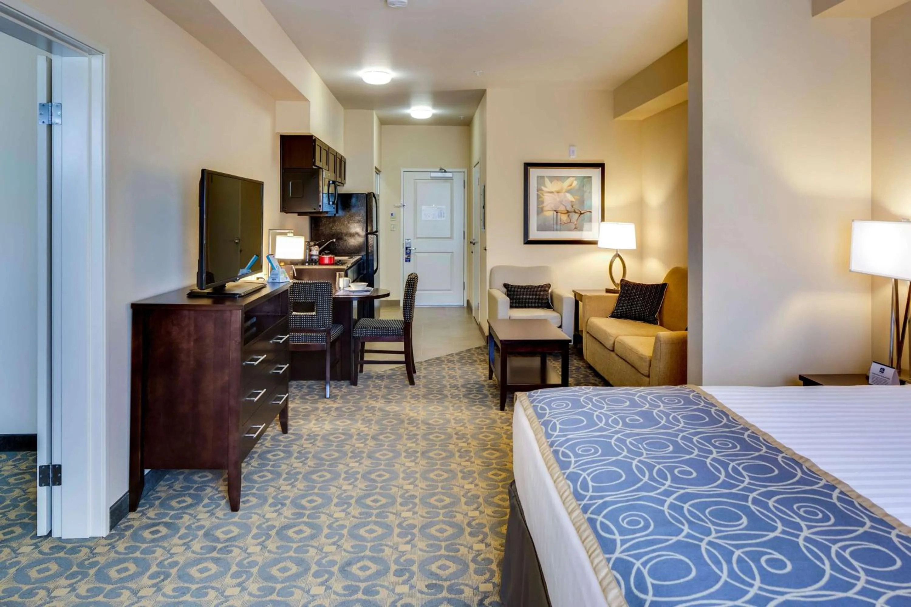King Suite with Two King Beds and Shower Only - Kitchenette in Best Western Plus Arlington/Marysville