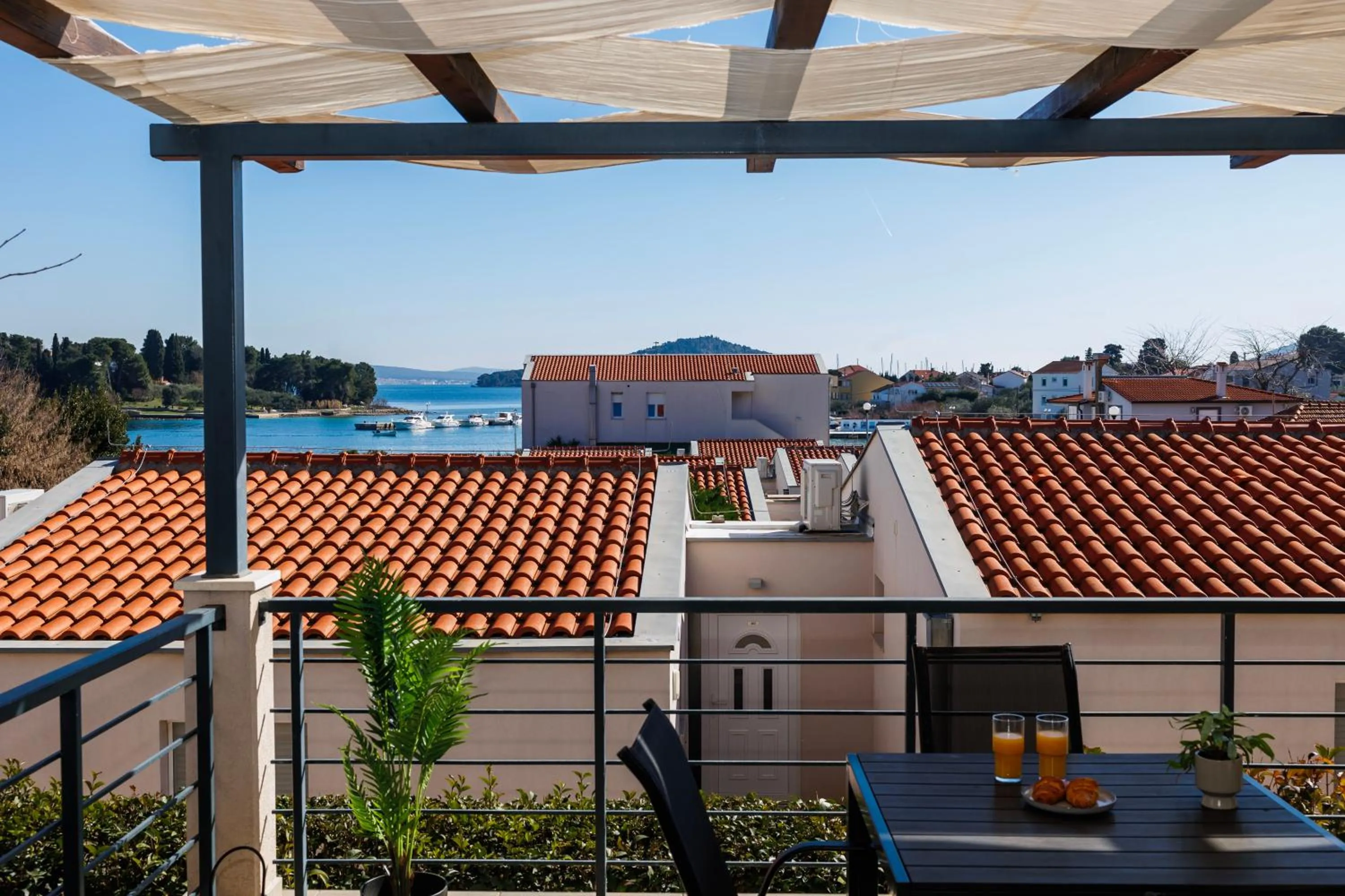 Two-Bedroom Apartment with Balcony and Sea View in Vile Dalmacija