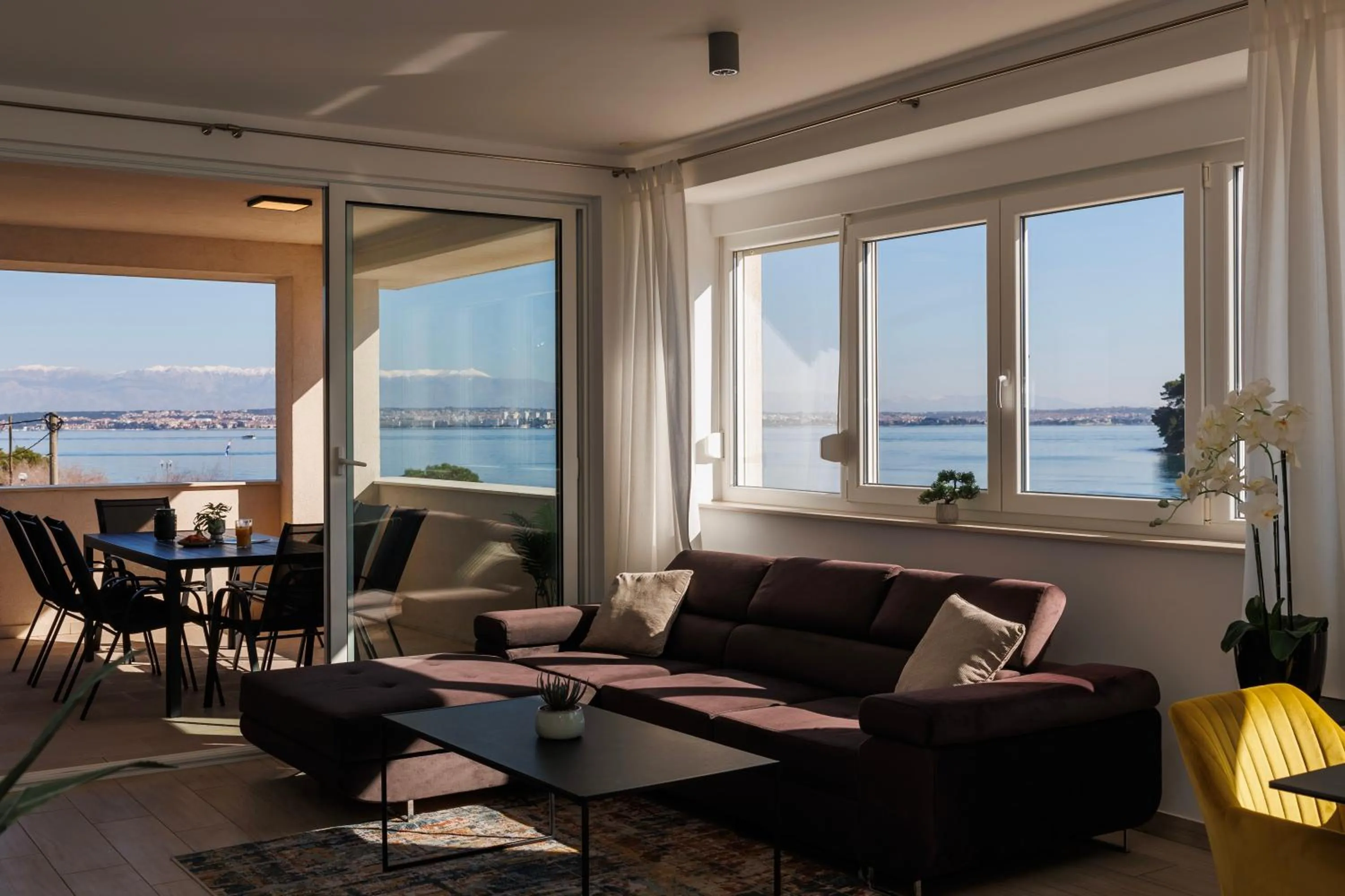 Deluxe Three-Bedroom Apartment with Sea View in Vile Dalmacija