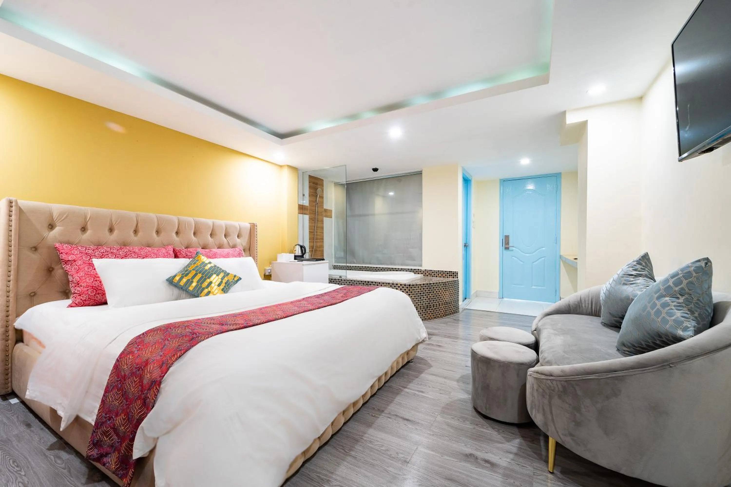 Deluxe Suite in Collection O District Tan Binh Near Airport Formerly Joy Inn