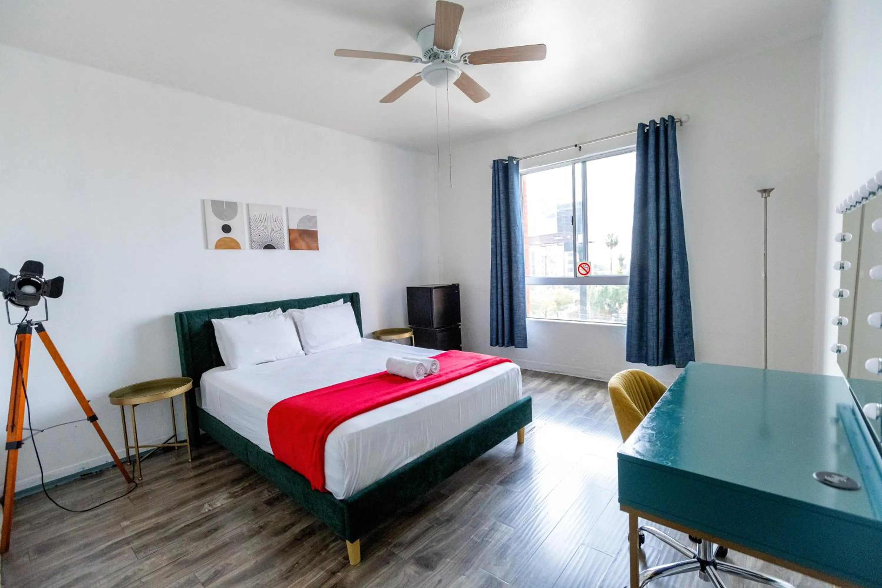 Double Room with Shared Bathroom in Samesun Hollywood Hotel & Hostel