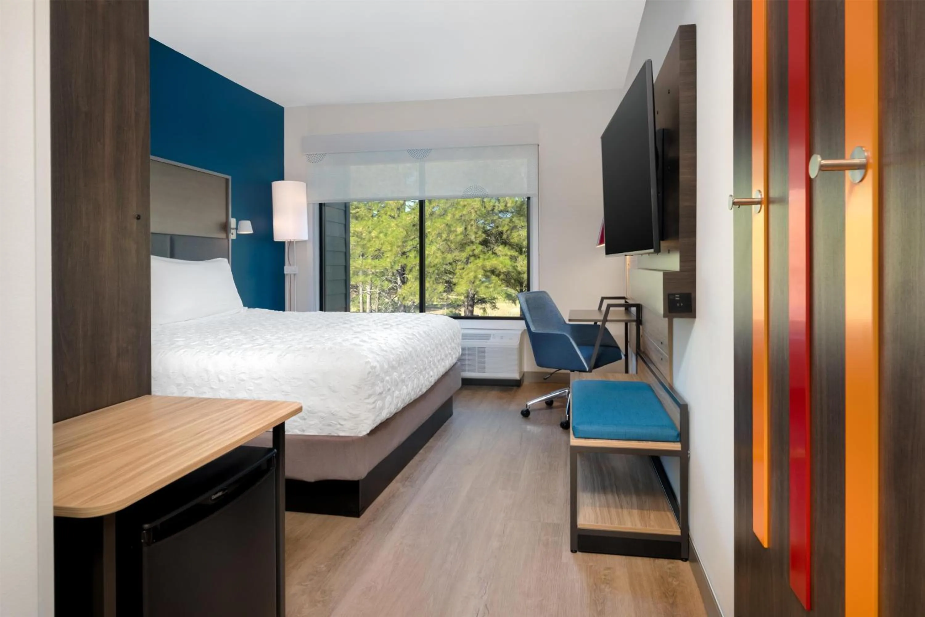 King Room with Walk-In Shower in Tru By Hilton Flagstaff