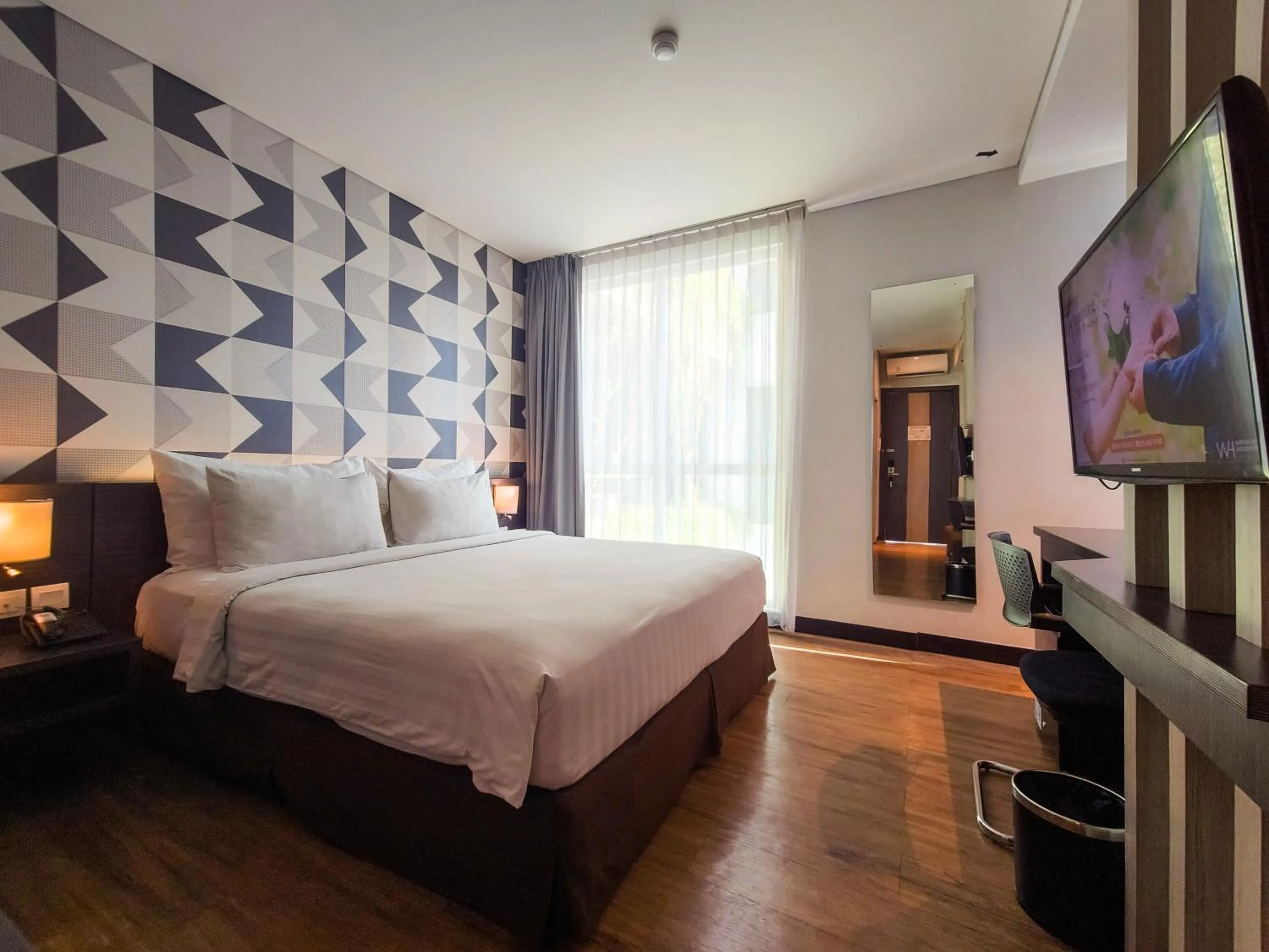 Deluxe Executive Room in Luminor Hotel Jemursari By WH with The Best Breakfast in Town and Located Near Surabaya Industrial Estate Rungkut SIER