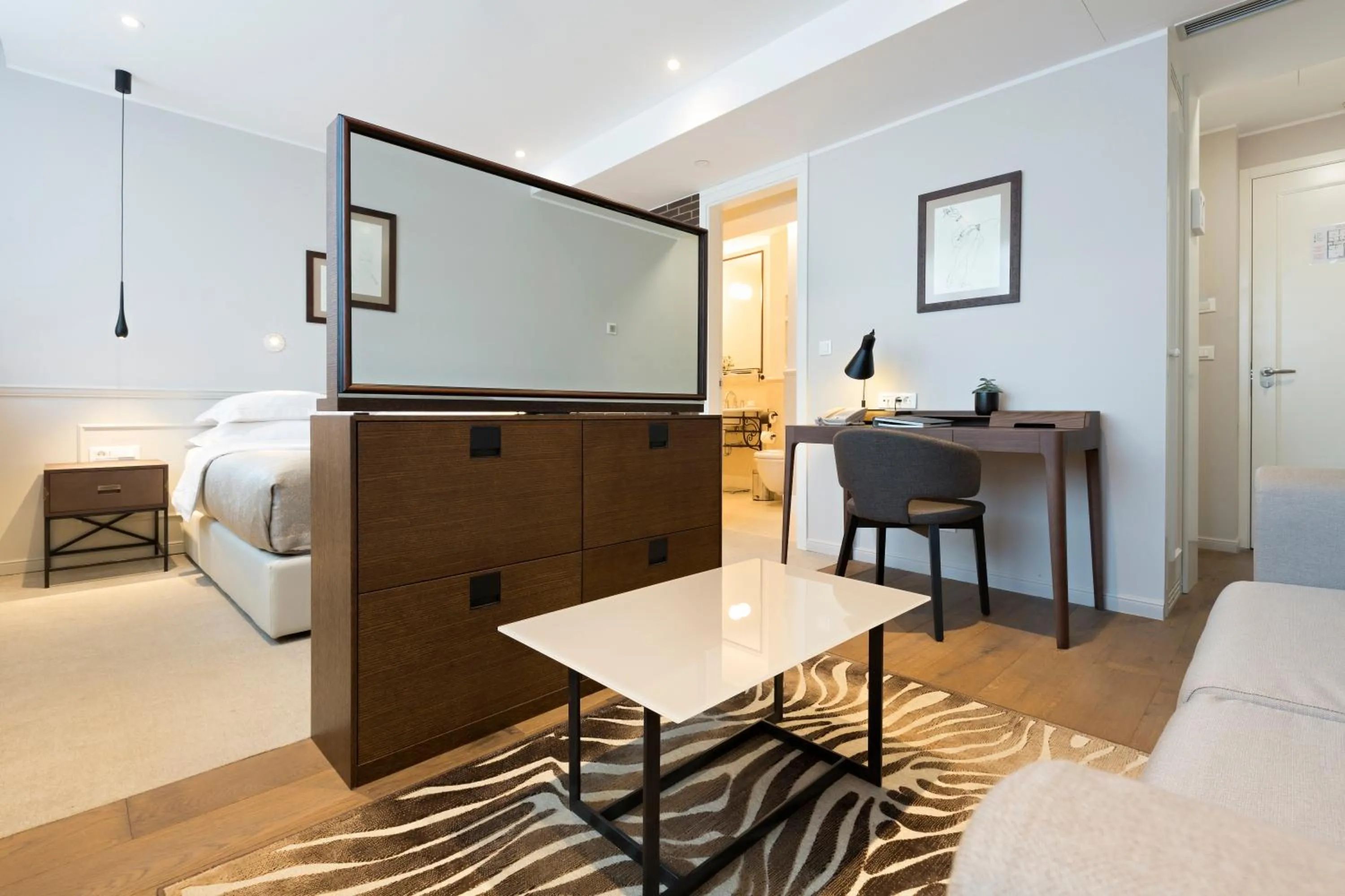 Junior Suite in Envoy Hotel