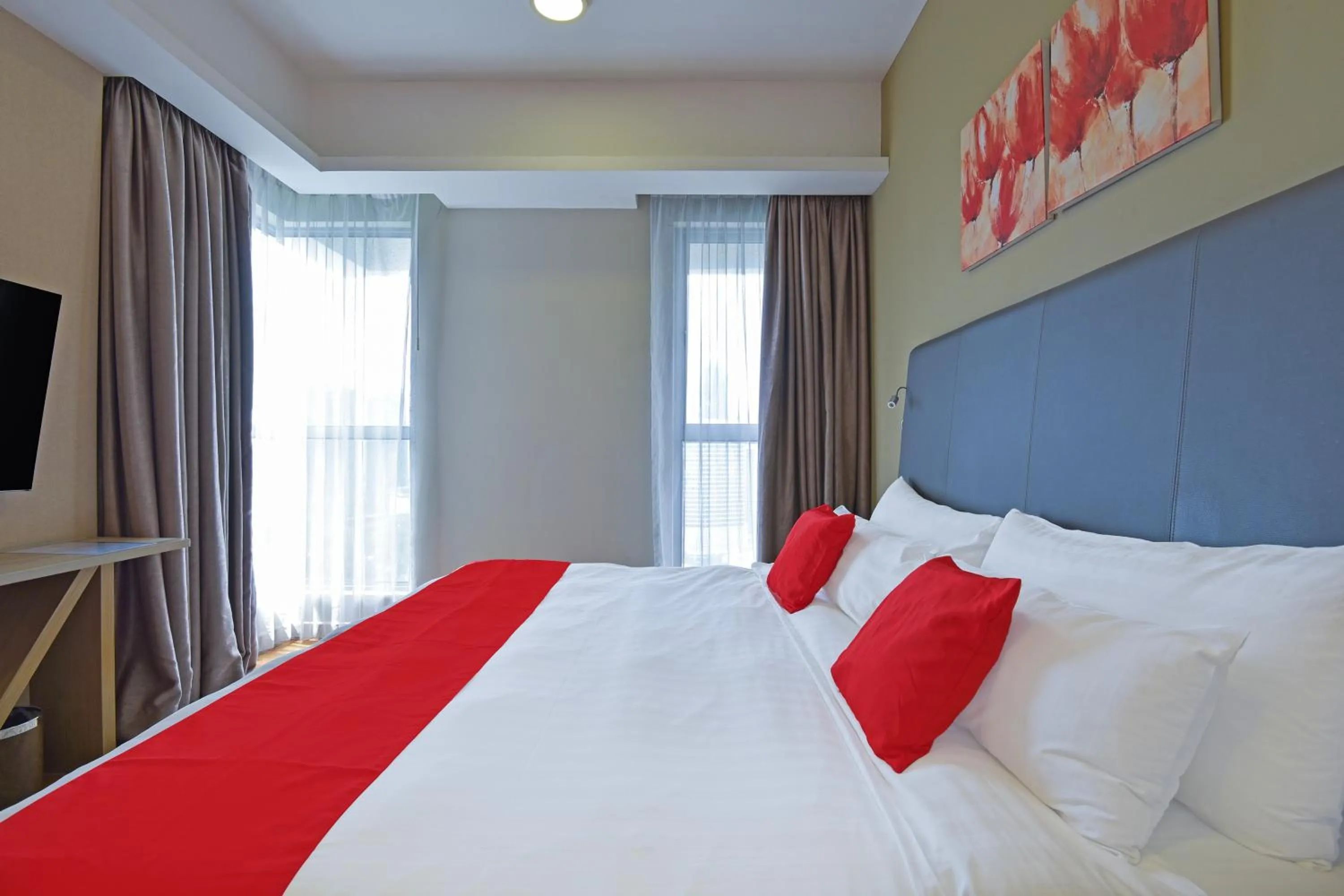 One Bedroom Suite - Twin Tower with Pool View in Sunday Hotel Near Petronas Twin Tower Formerly Suasana Suites