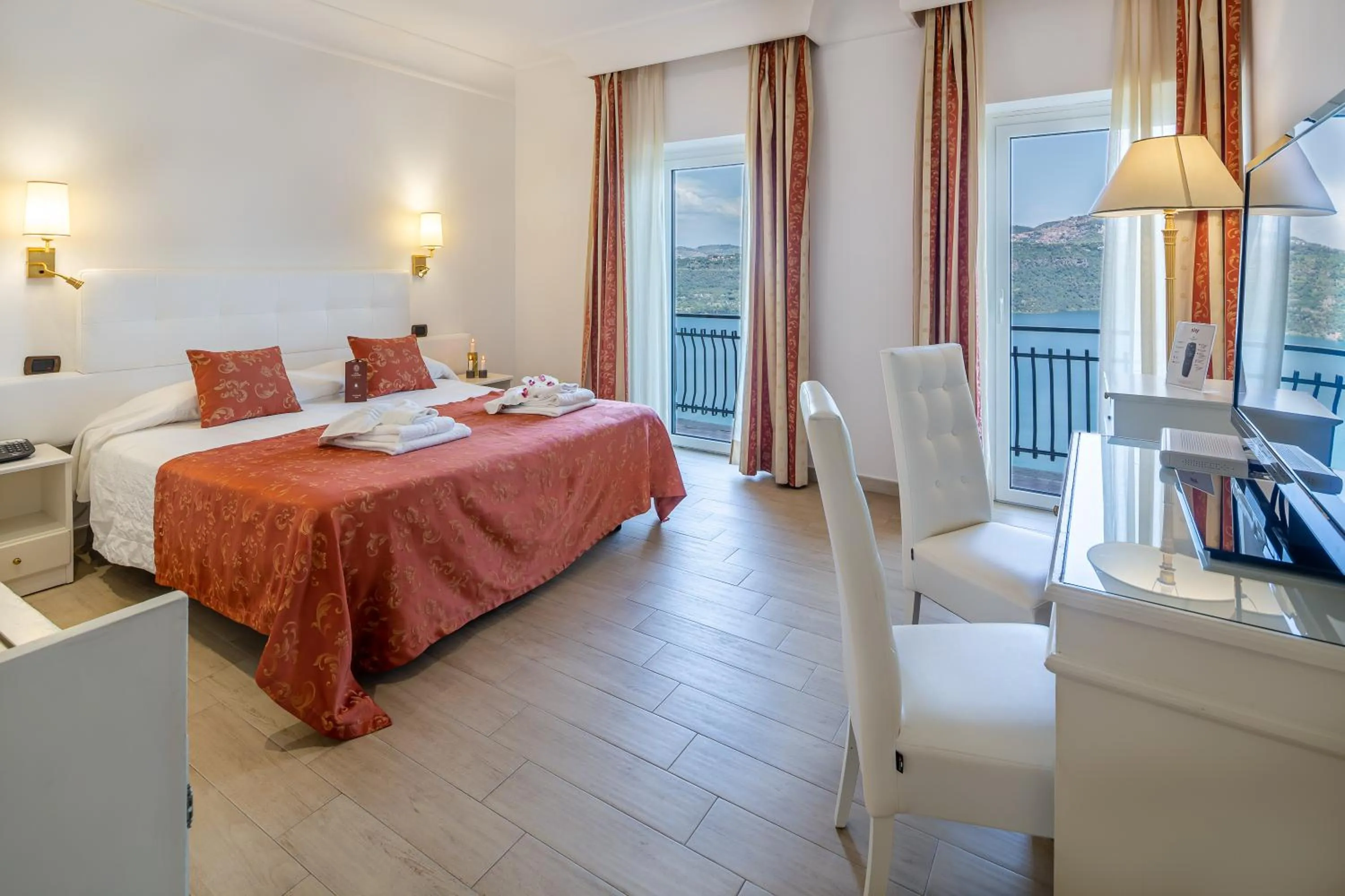 Superior Double Room with Balcony and Lake View in Hotel Castel Gandolfo