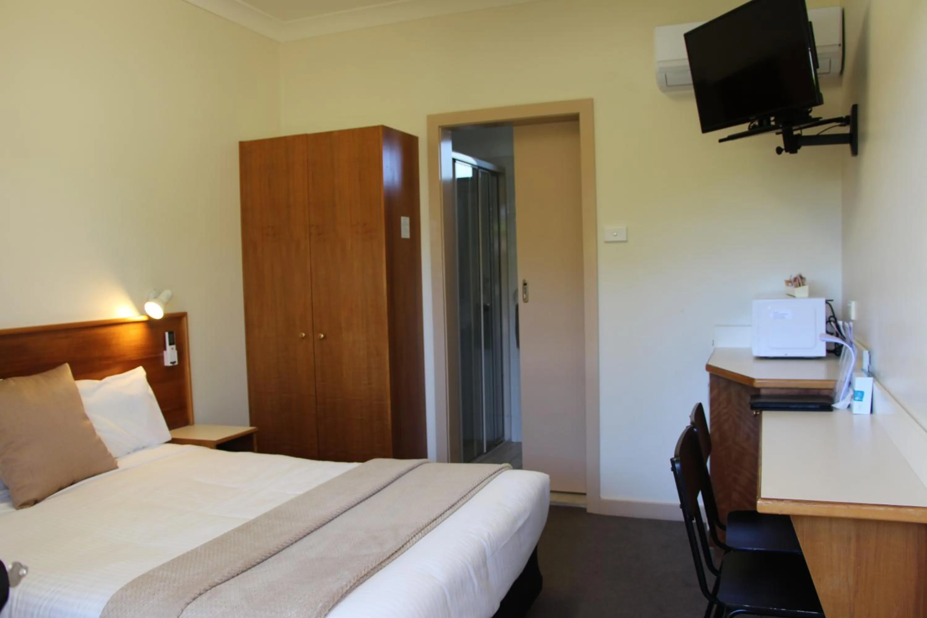 Small Budget Room with Double Bed (1 or 2 guests) - 14sqm in The Pioneer Way Motel