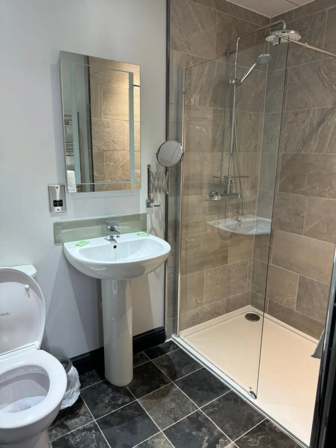 Deluxe Double Room with Shower in The Station Hotel