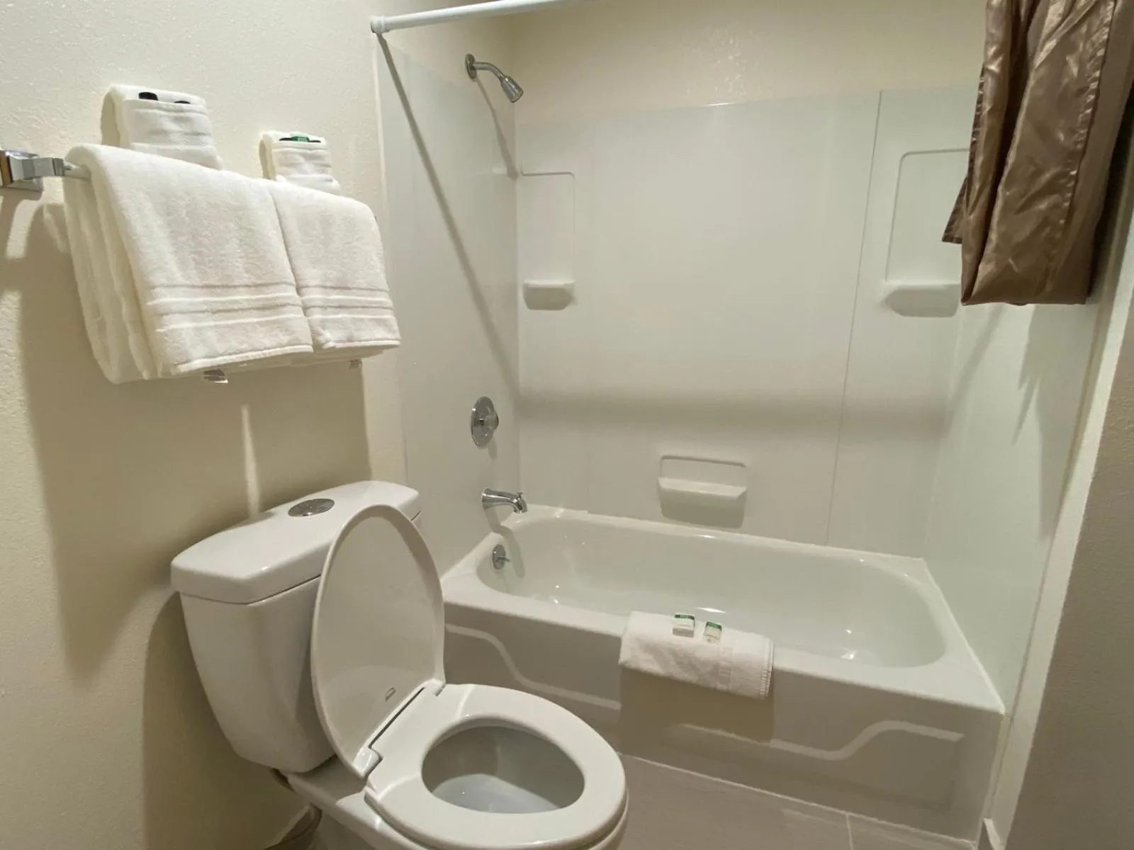 Queen Room with Two Queen Beds, Balcony and Private Bathroom in Eagle Hotel