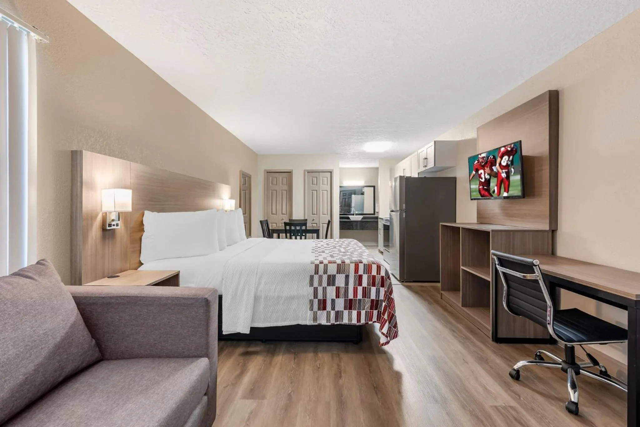 King Suite with Kitchenette Non-Smoking in Red Roof Inn Kissimmee, FL