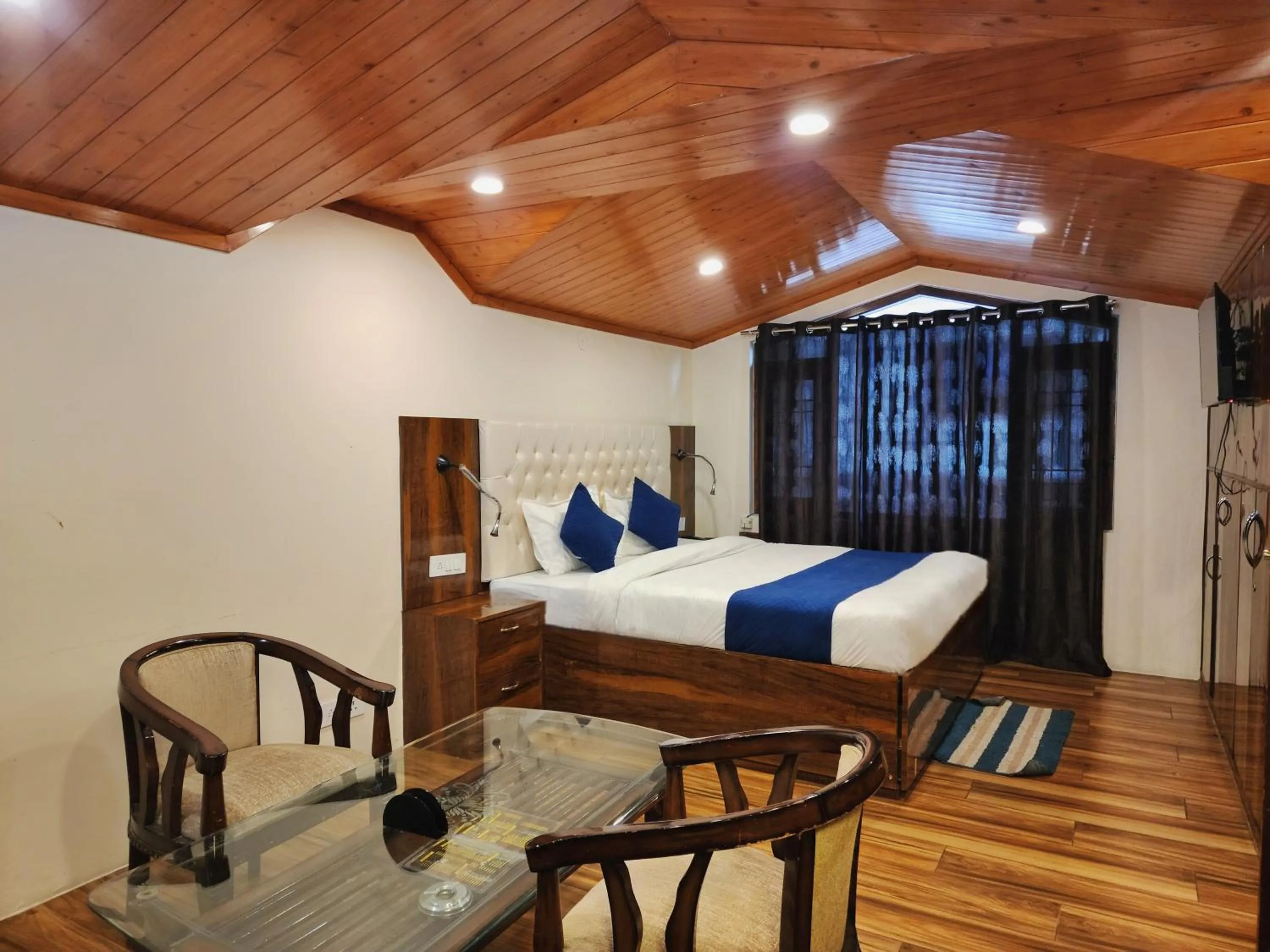 Family Suite with Balcony in Florence B&B Near Mall Road - Amazing Valley View