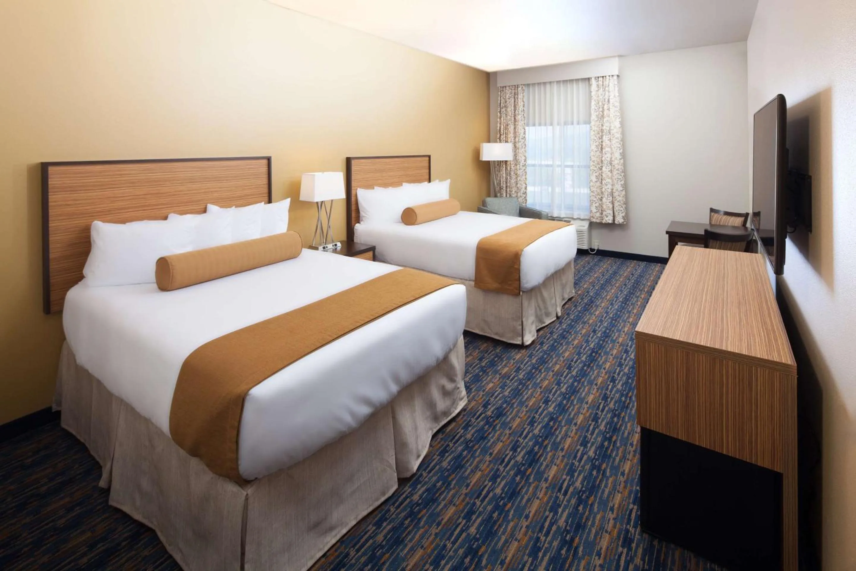 Queen Room - Disability Access in Red Lion Ridgewater Inn & Suites Polson