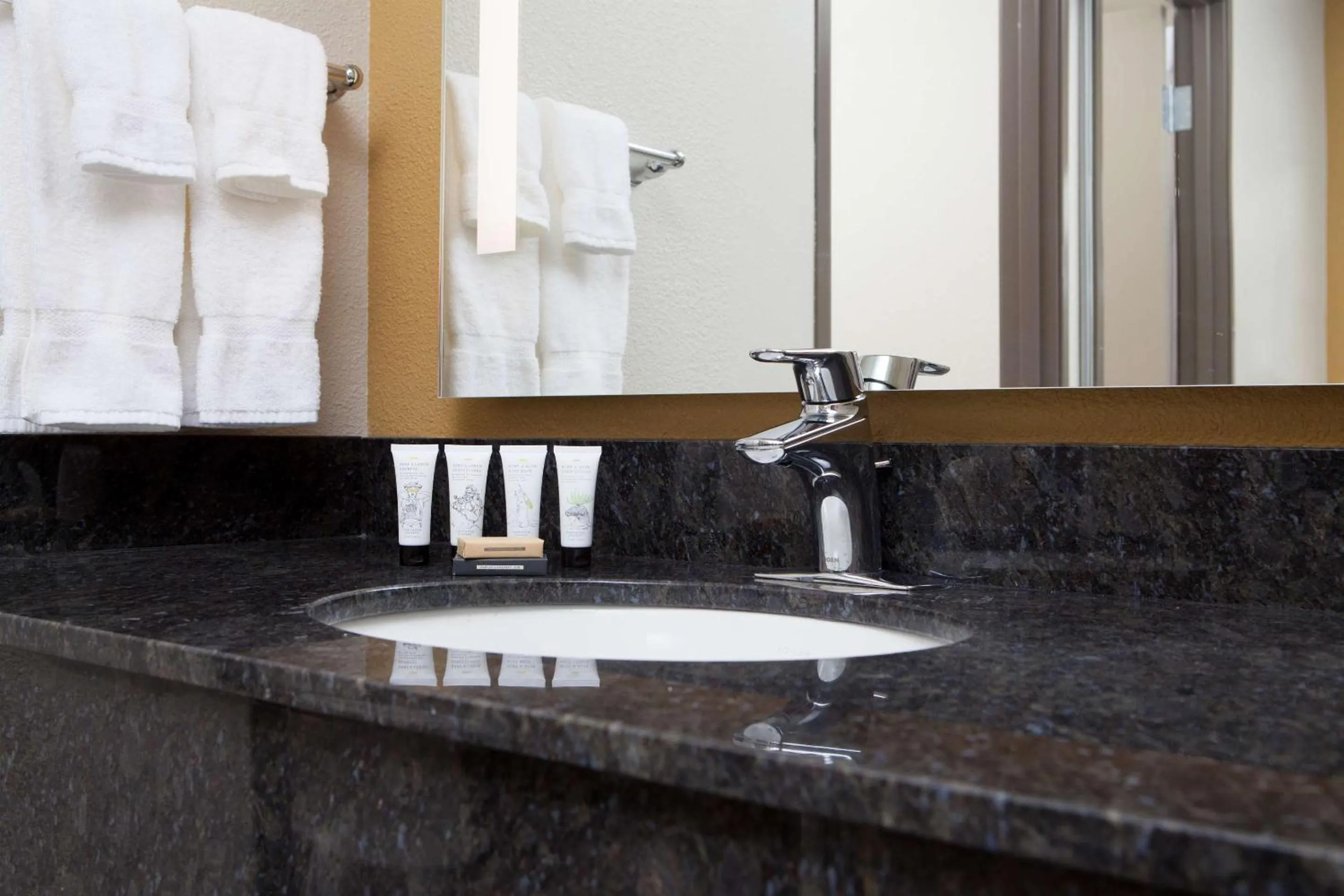 Deluxe Queen Room with Lakeview in Red Lion Ridgewater Inn & Suites Polson