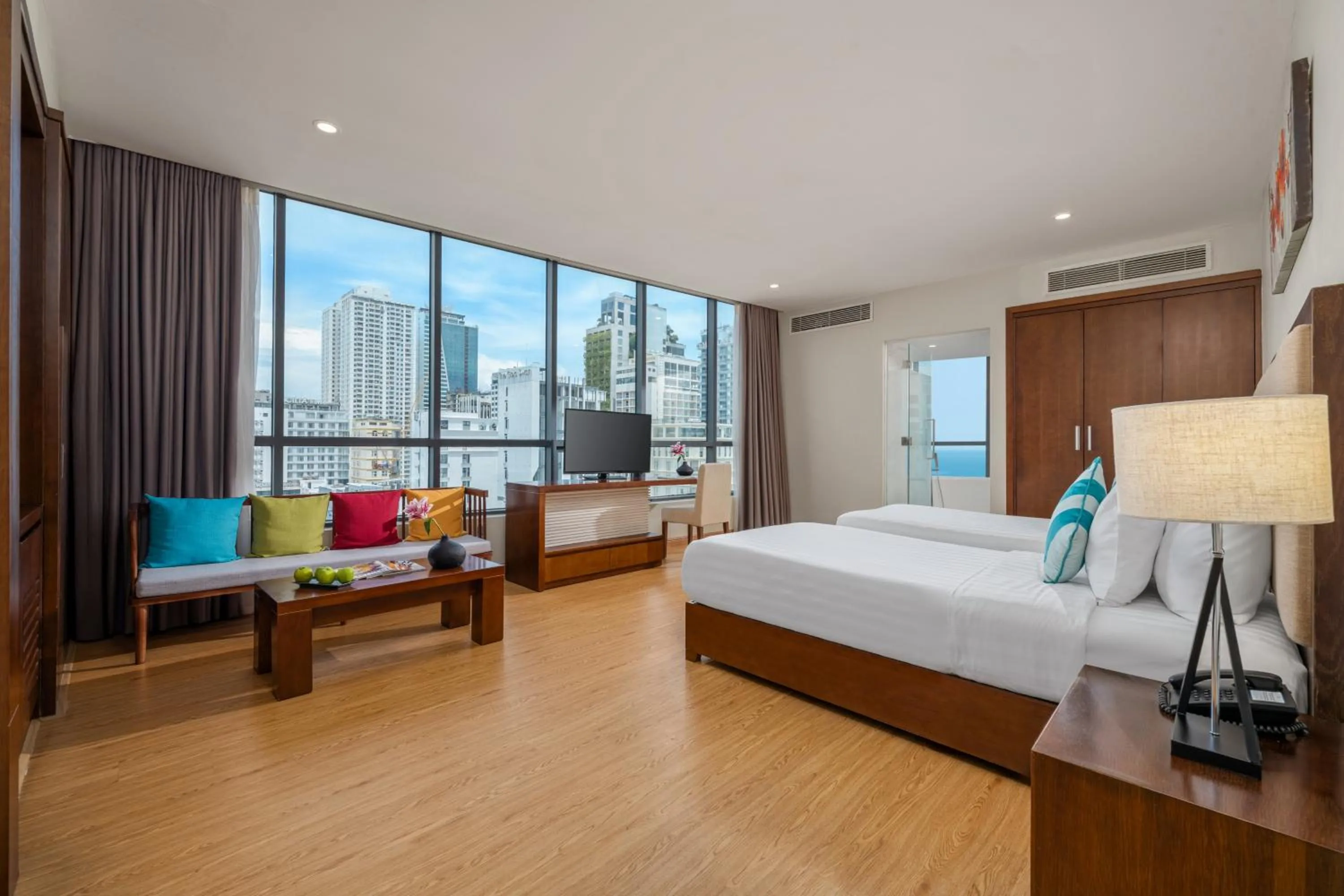 Deluxe Twin Room Sea View with Bathutub in Avatar Danang Hotel