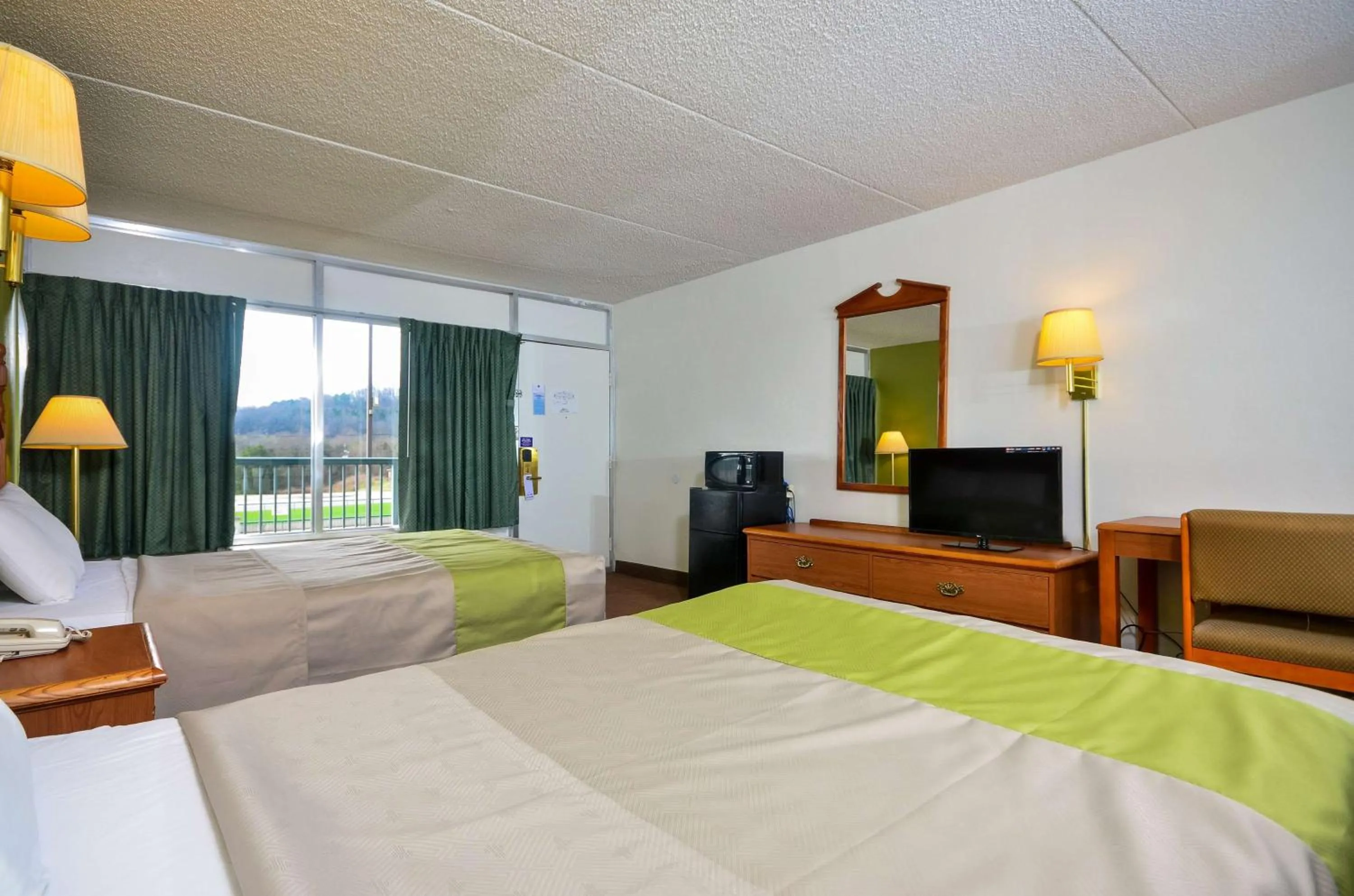 Quadruple Room - Non-Smoking in Motel 6-Pulaski, TN