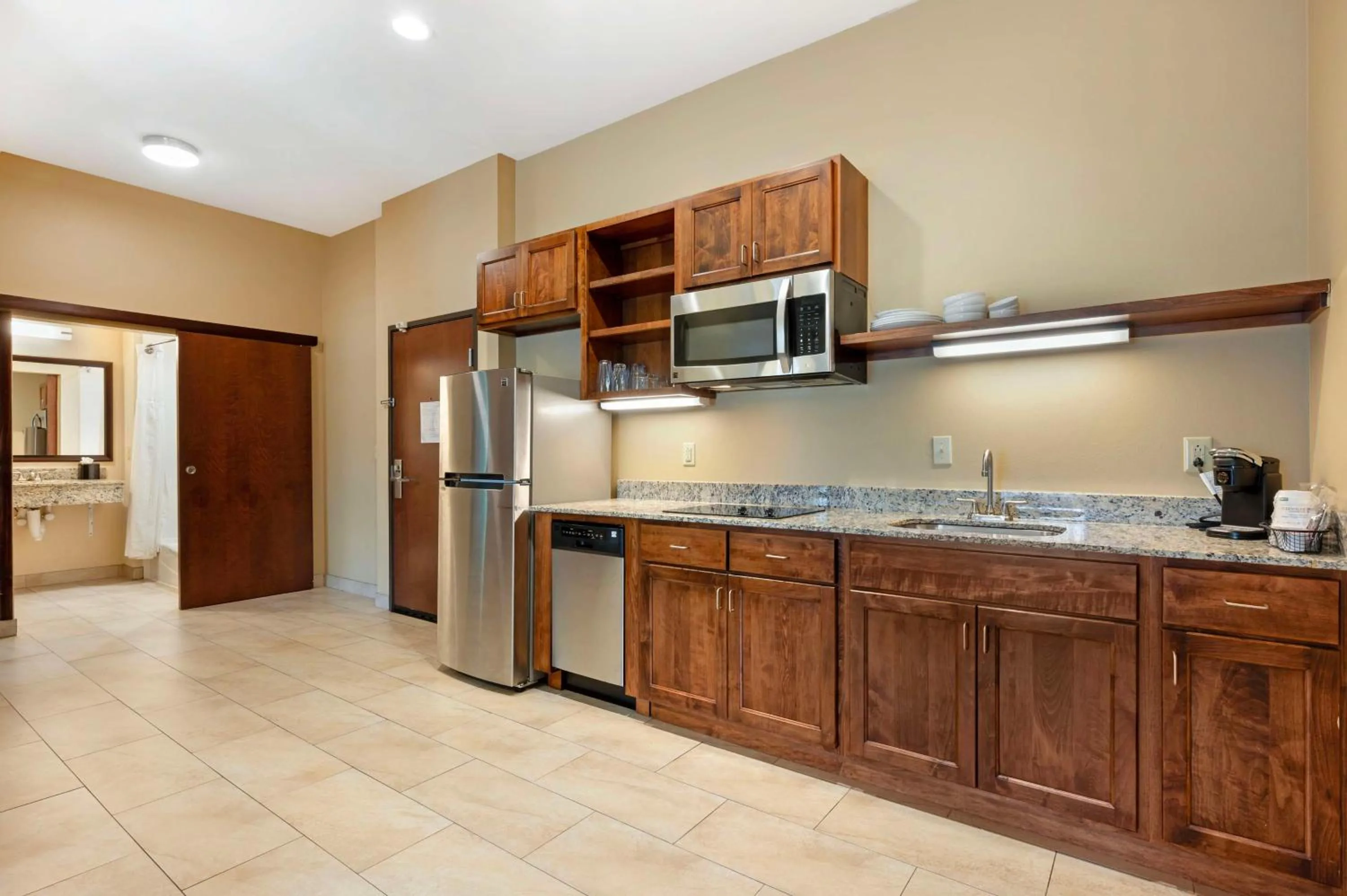 Queen Suite with Bath Tub - Mobility Accessible/Non-Smoking in Best Western Plus French Lick