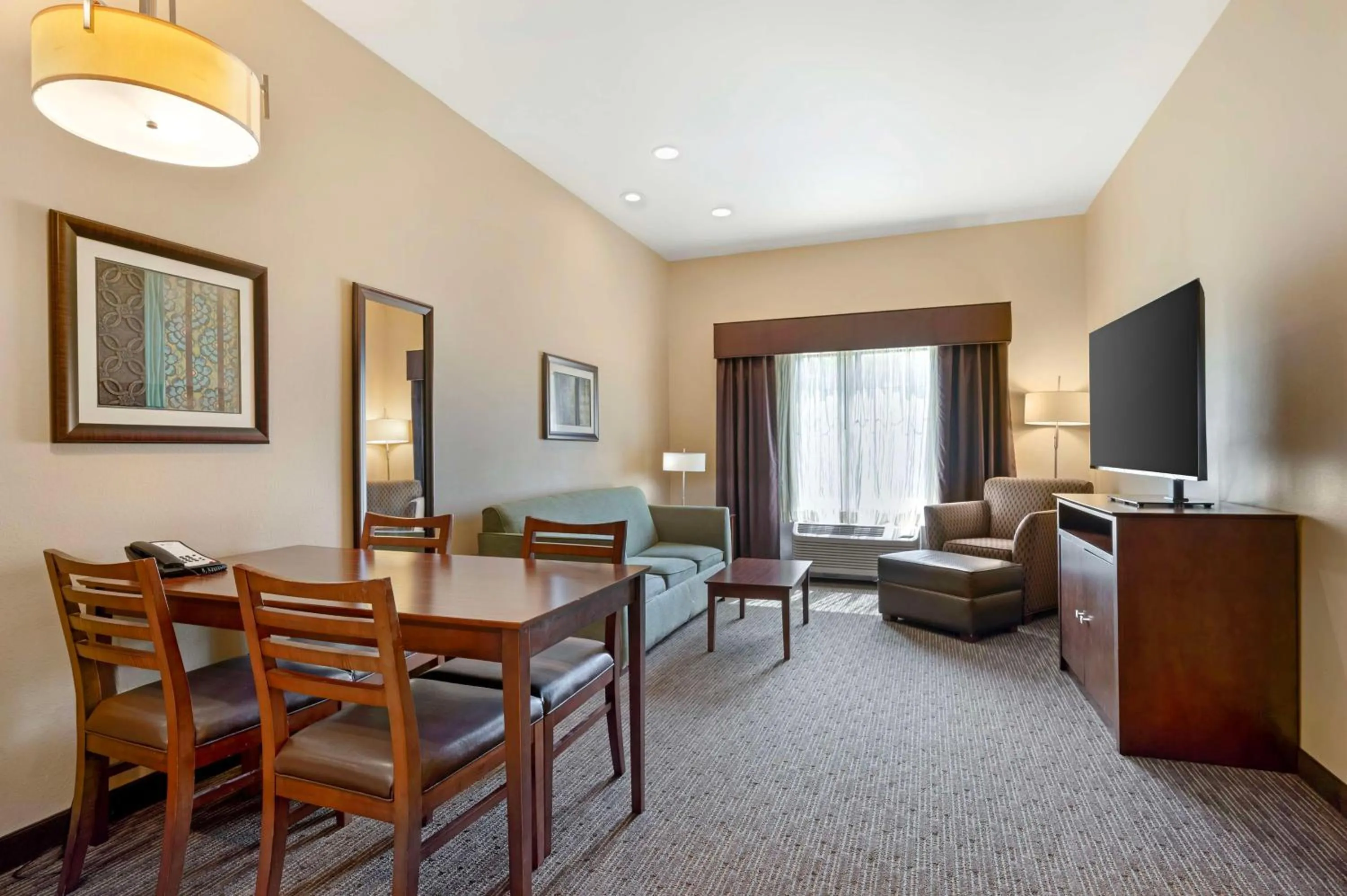 King Suite with Bath Tub, Sofa Bed and Kitchenette - Disability/Non-Smoking in Best Western Plus French Lick
