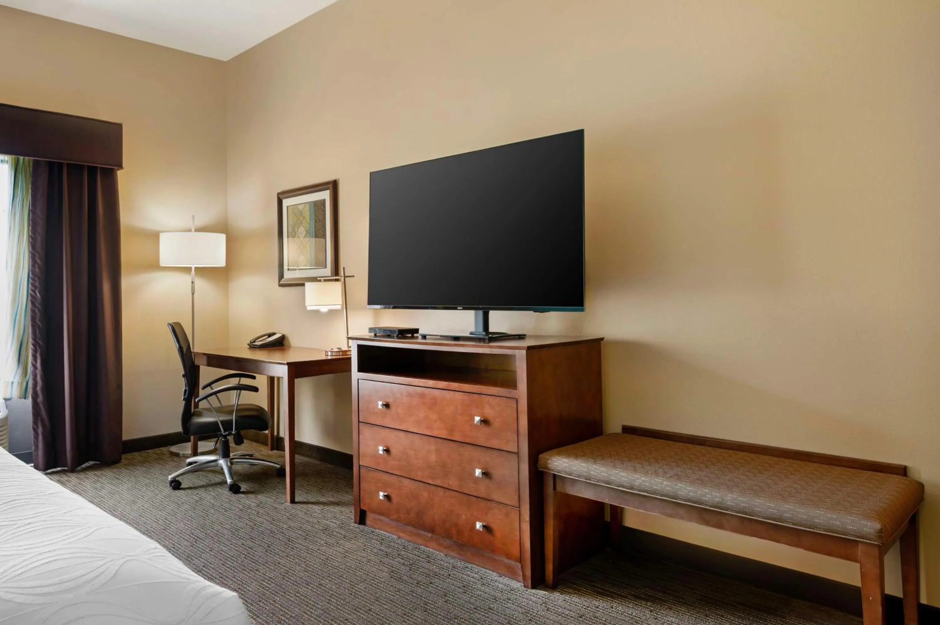 King Room with Roll-In Shower - Disability Access in Best Western Plus French Lick