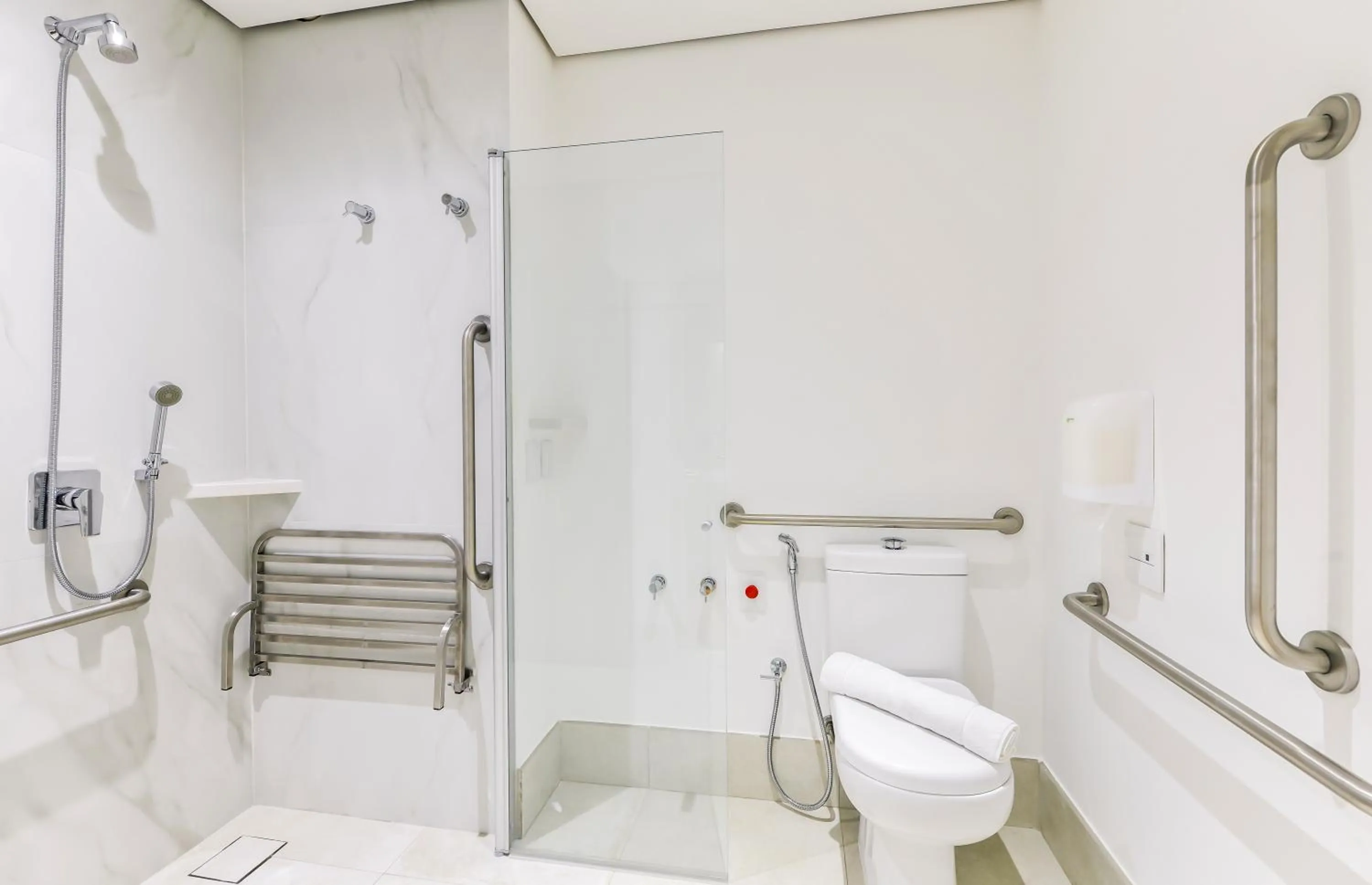 Queen Room with Roll-in Shower - single occupancy - Mobility Accessible in Hampton by Hilton Guarulhos Airport