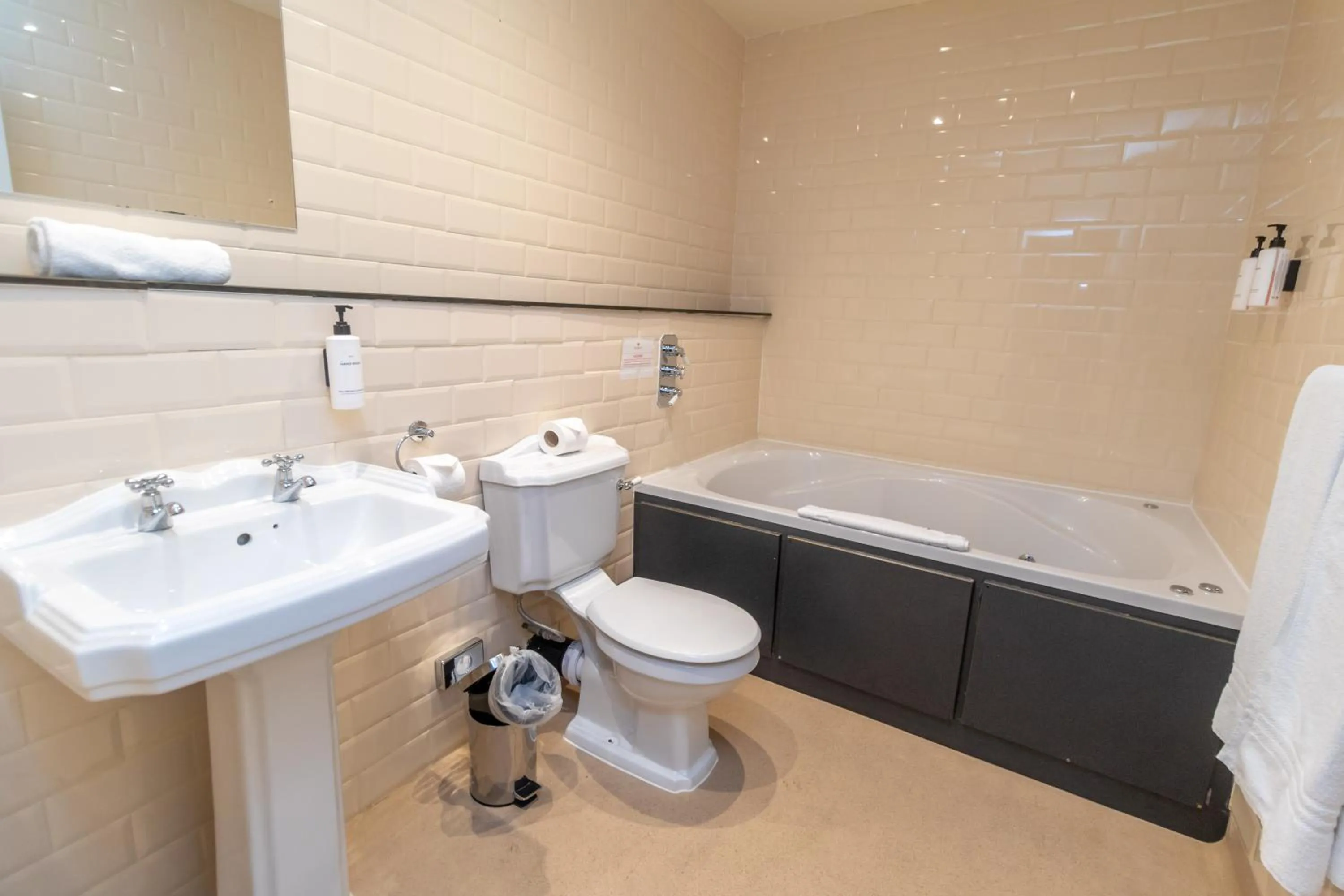 Themed Room (Sleeping 9) in The Shankly Hotel