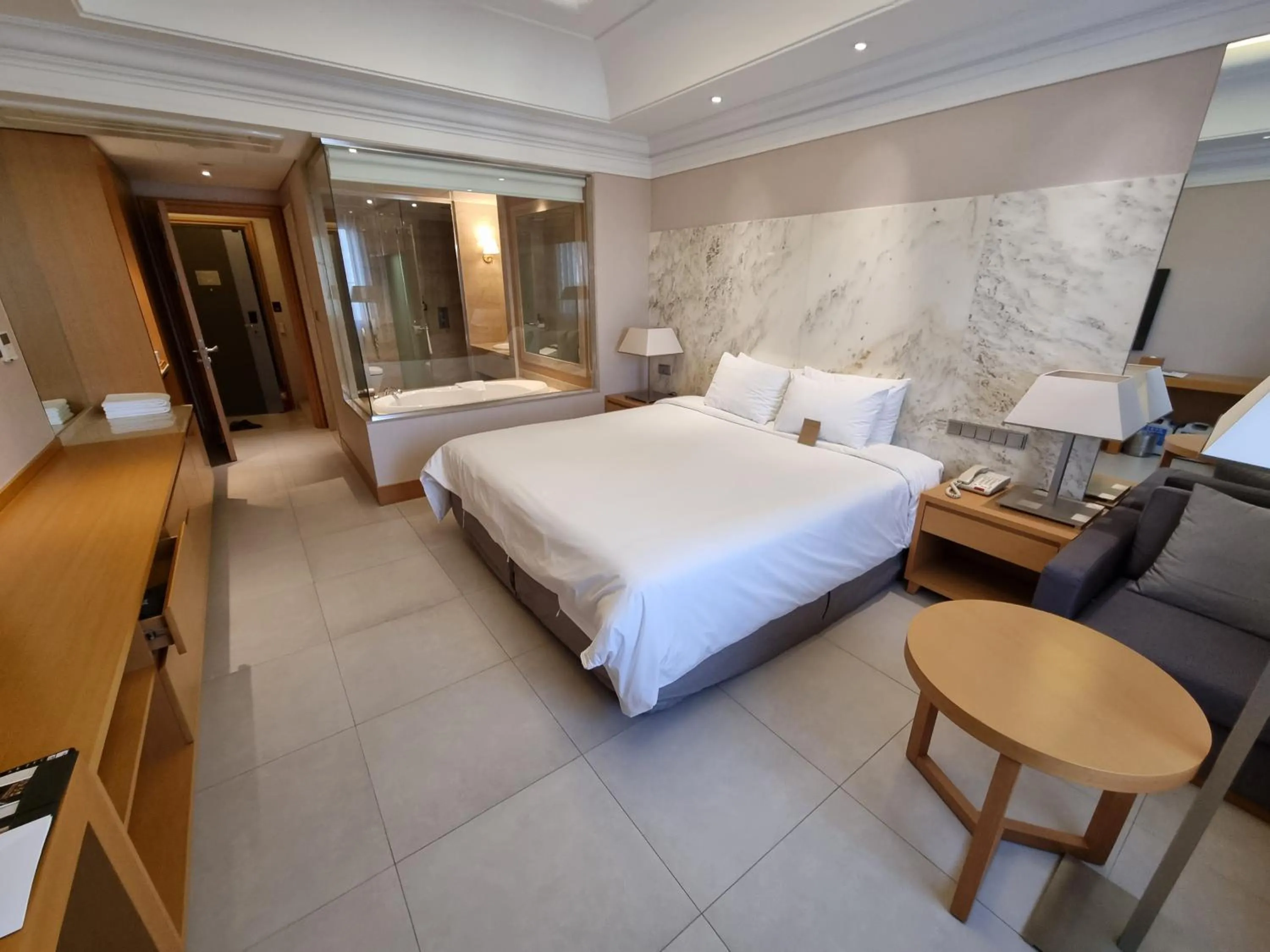 Deluxe Double Room in Pinegrove Hotel