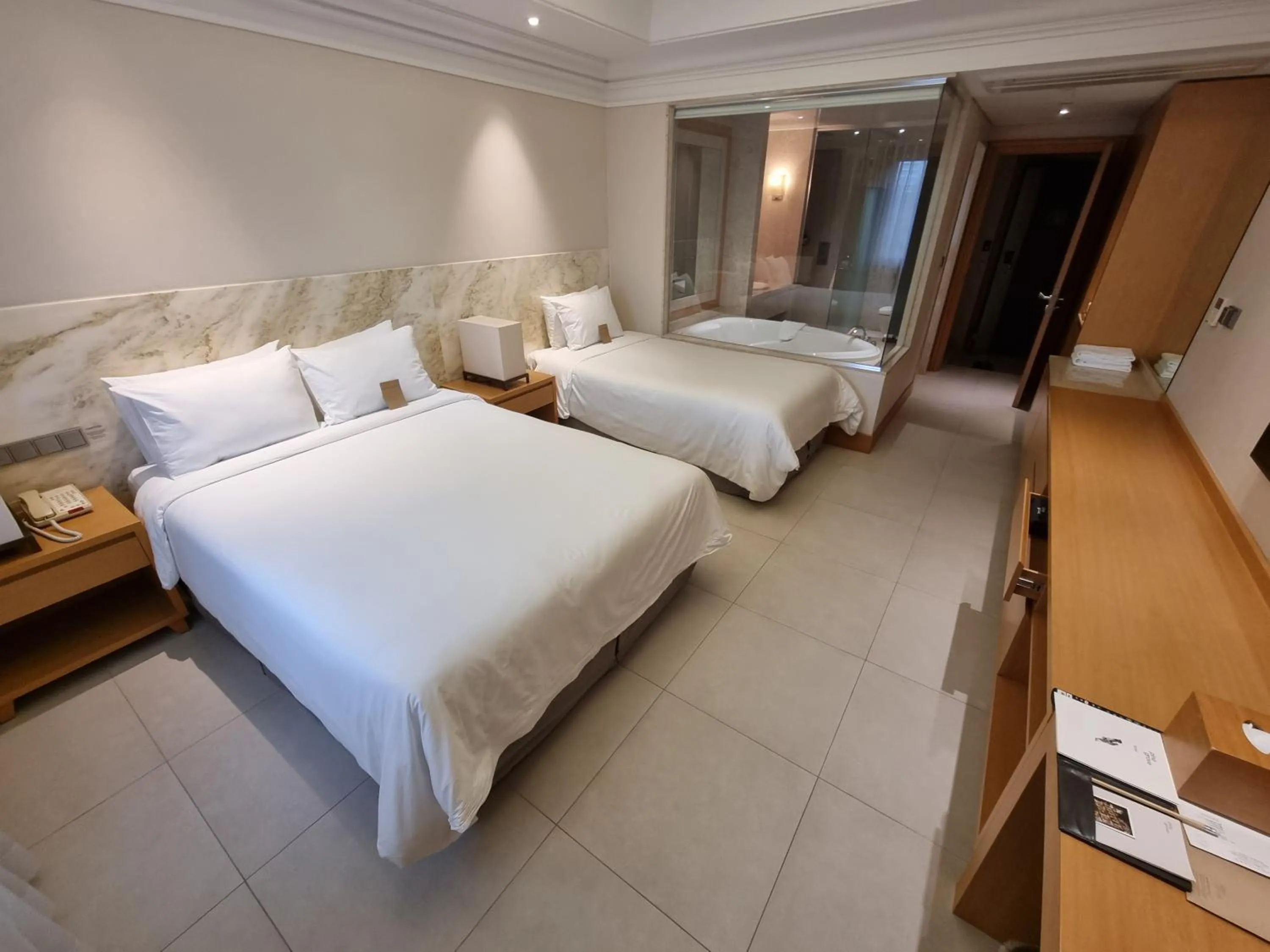 Deluxe Twin Room in Pinegrove Hotel