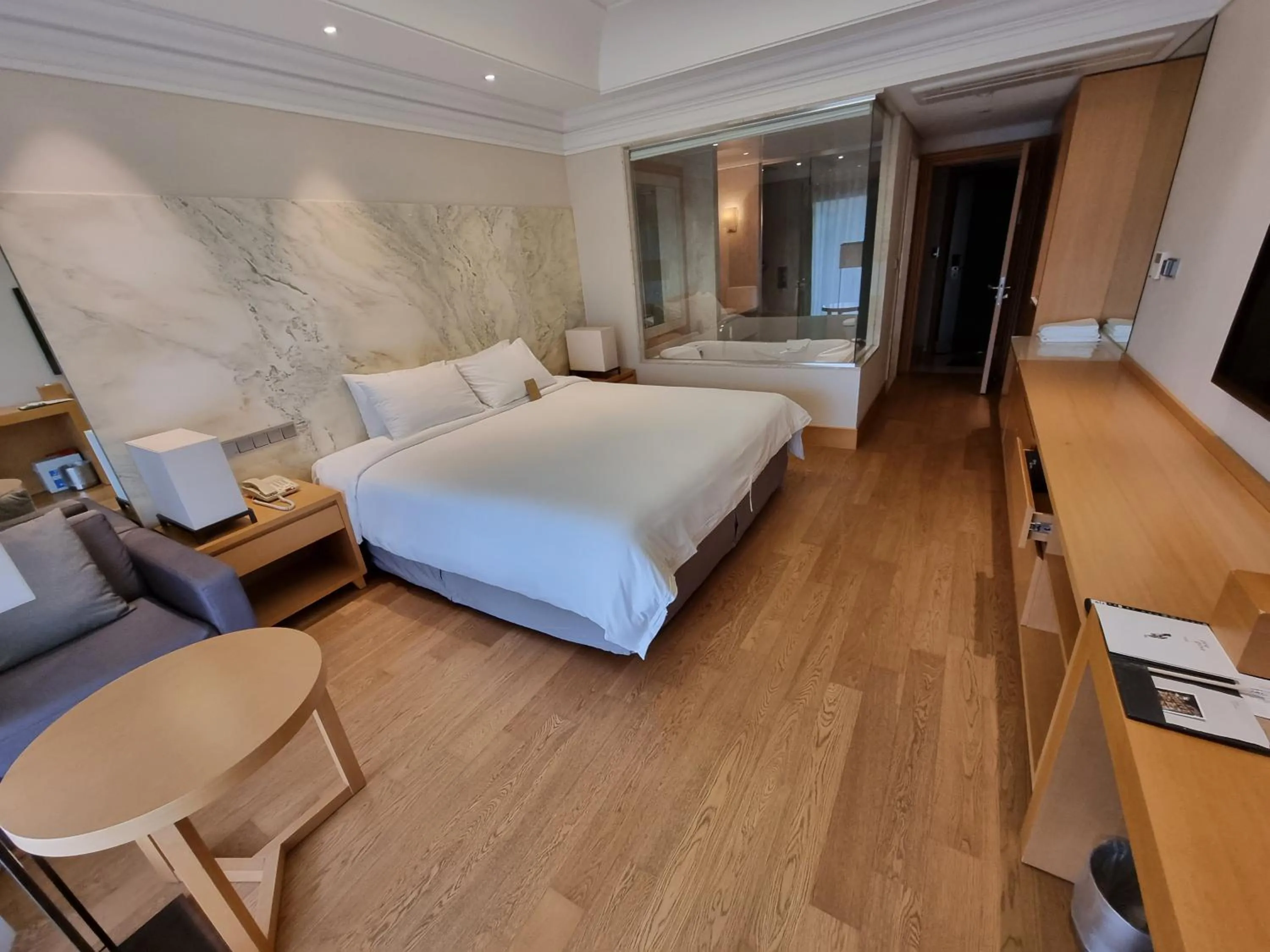 Deluxe Super King Double Room (Park view) in Pinegrove Hotel