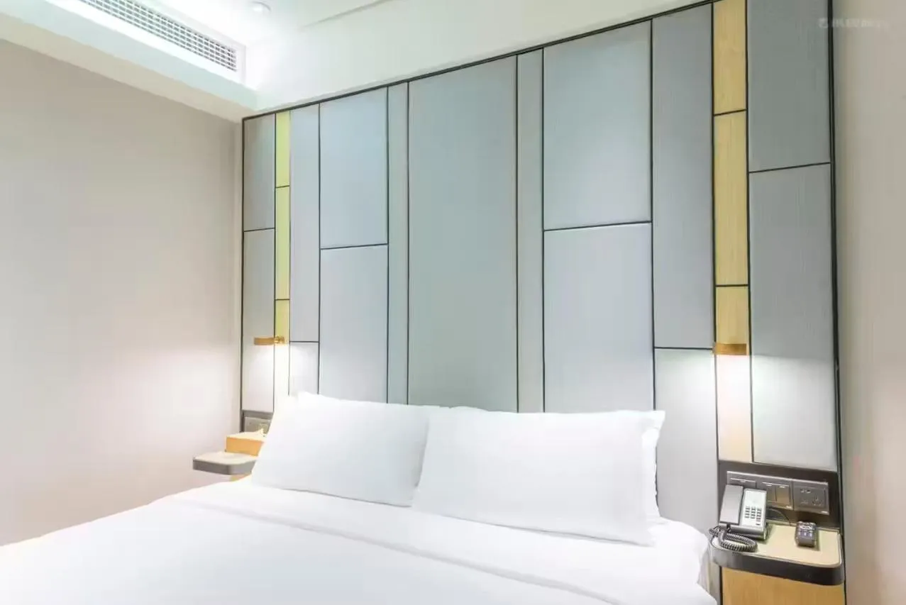 Queen Room in Ji Hotel Shanghai The Bund Shandong Middle Road