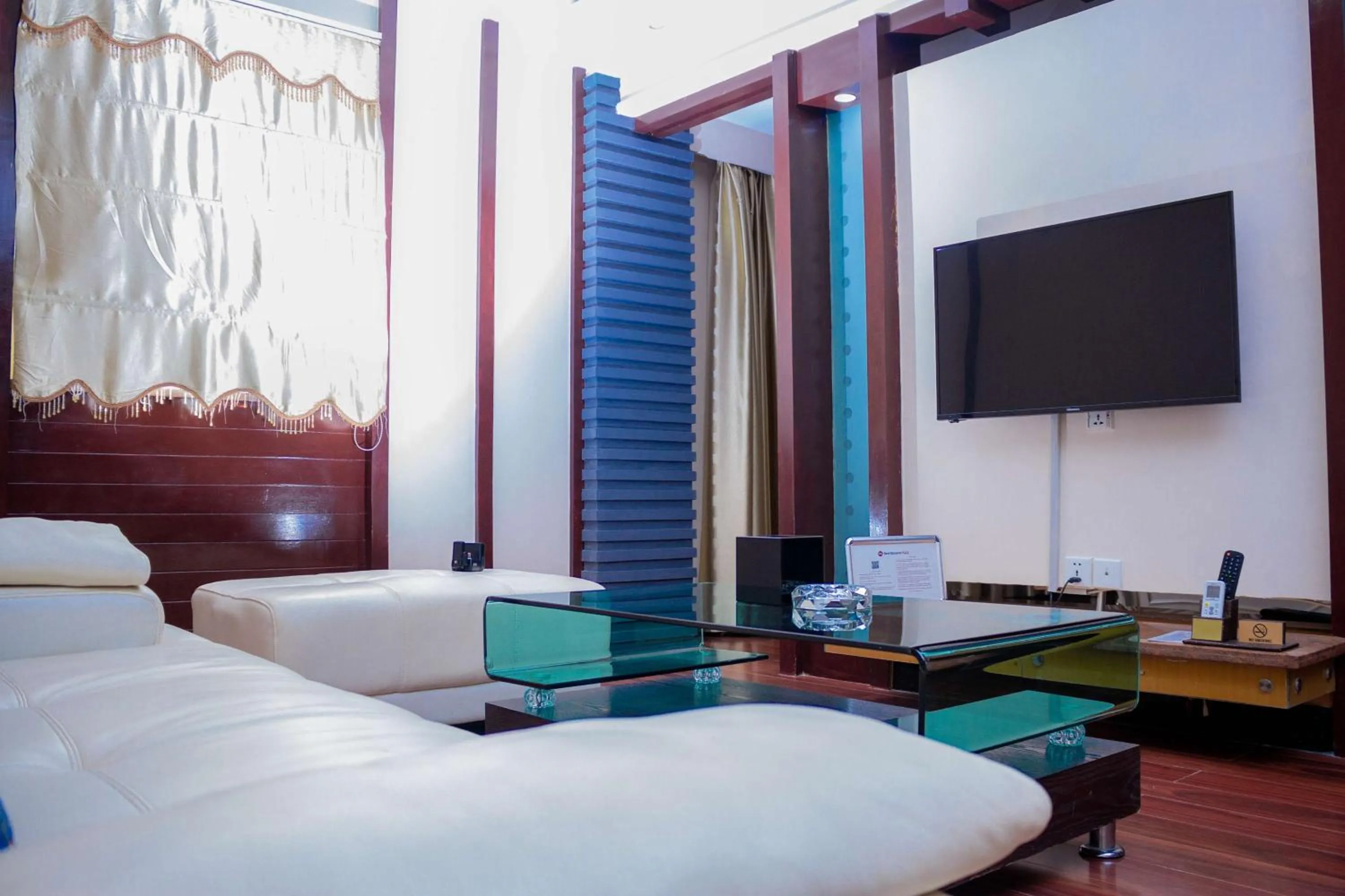 King Suite with Spa Bath - Non-Smoking in Best Western Plus Paramount Hotel