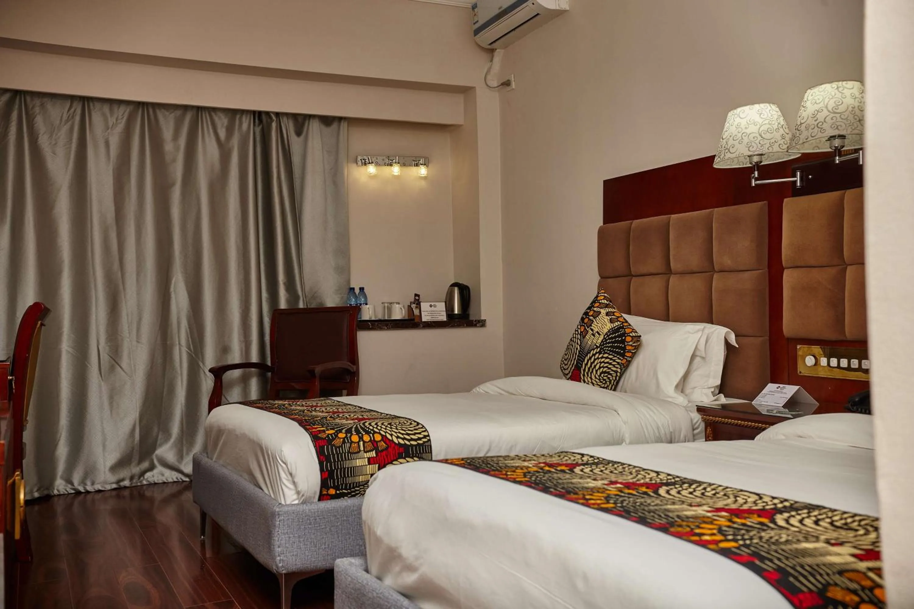 Twin Room with Courtyard View - Non-Smoking in Best Western Plus Paramount Hotel