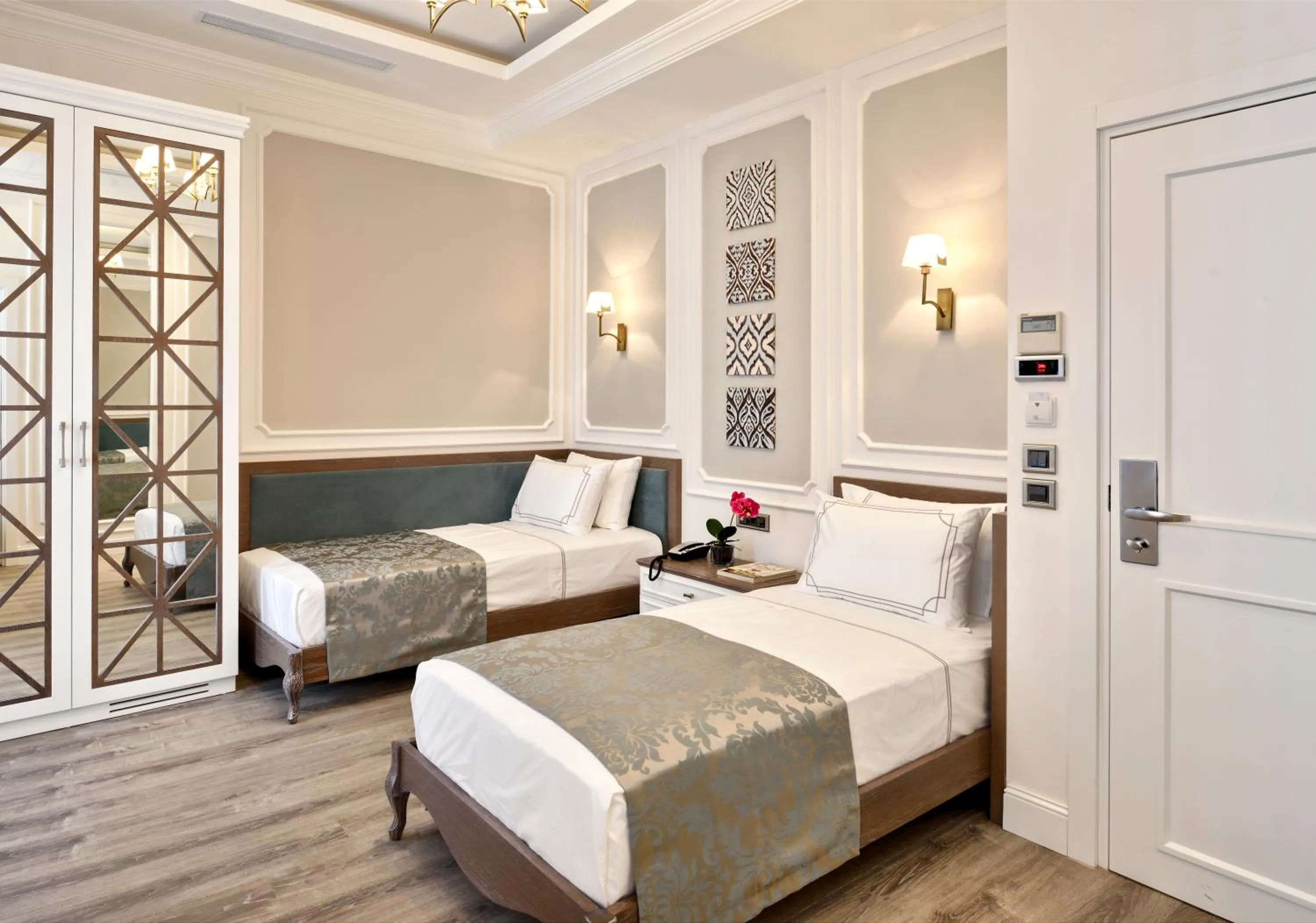 Standard Twin Room in Mirrors Hotel İstanbul Taksim City Center