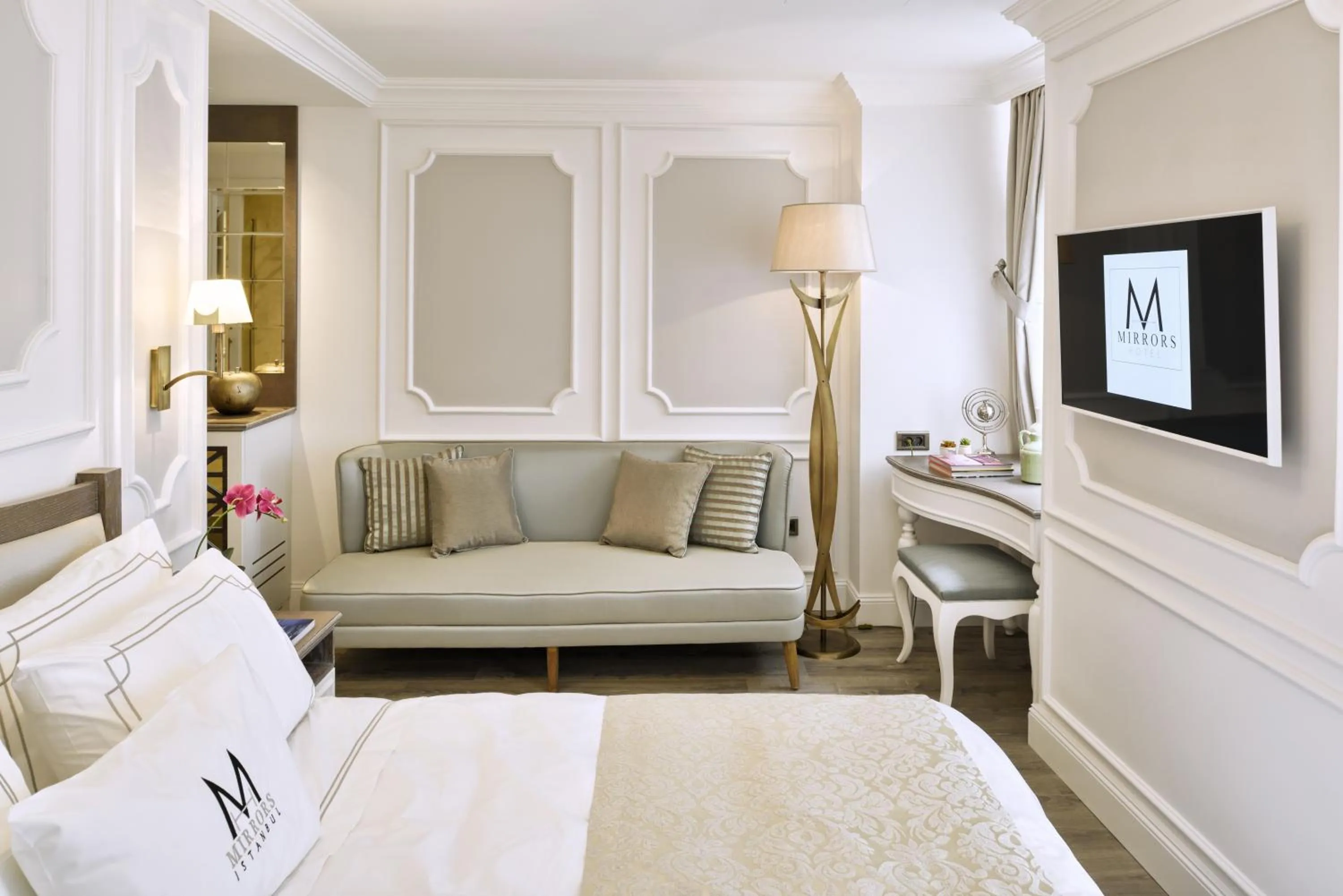 Deluxe Double Room in Mirrors Hotel İstanbul Taksim City Center