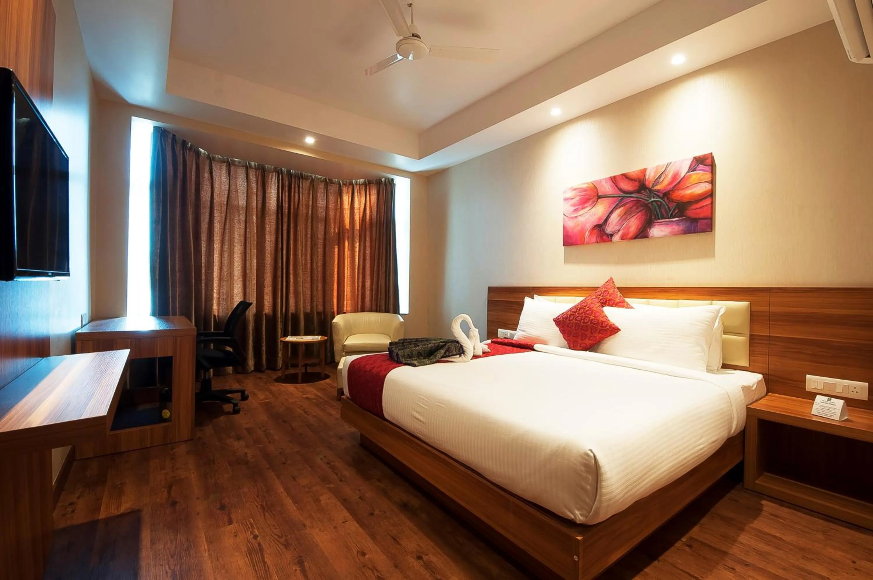 Deluxe Double Room in Hotel Le Roi,Haridwar@Har Ki Pauri