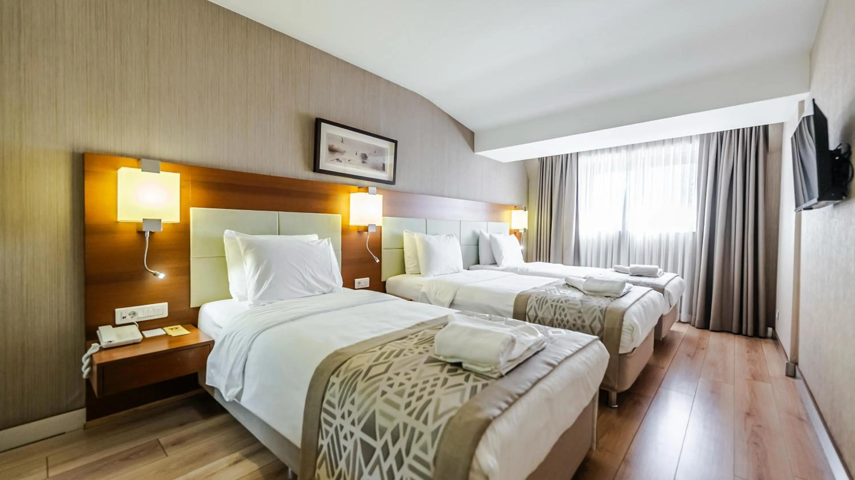 Triple Room in Kent Hotel