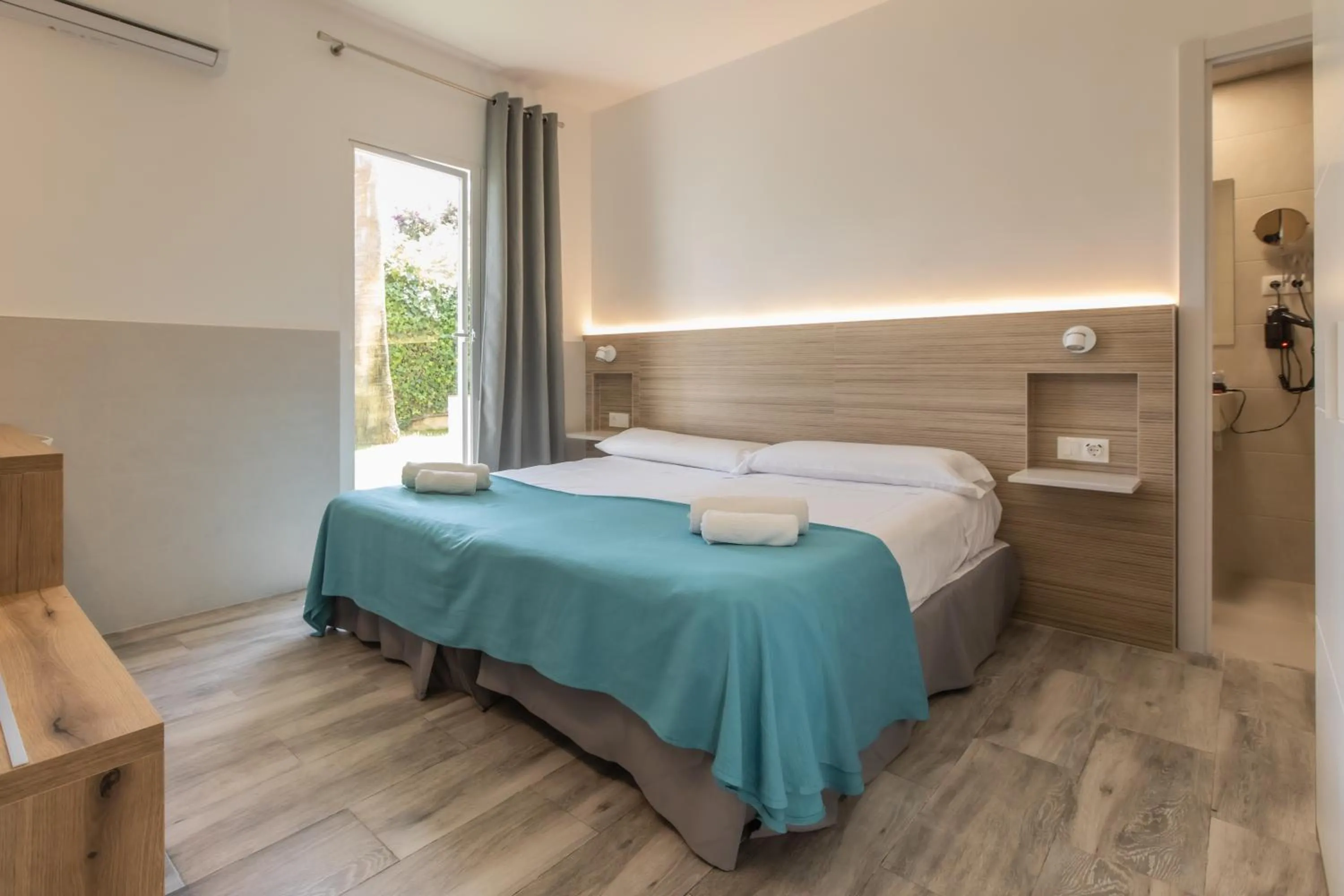 Double or Twin Room with Free Airport Shuttle in Hotel Zen Airport