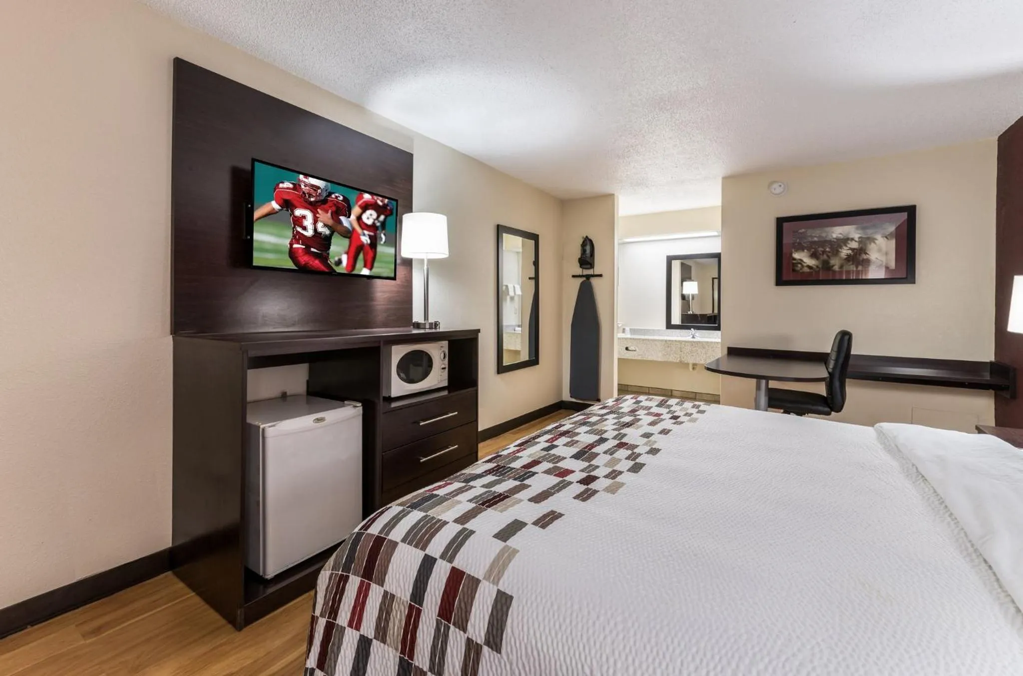 Superior King Room - Non-Smoking in Red Roof Inn Indianapolis - Castleton