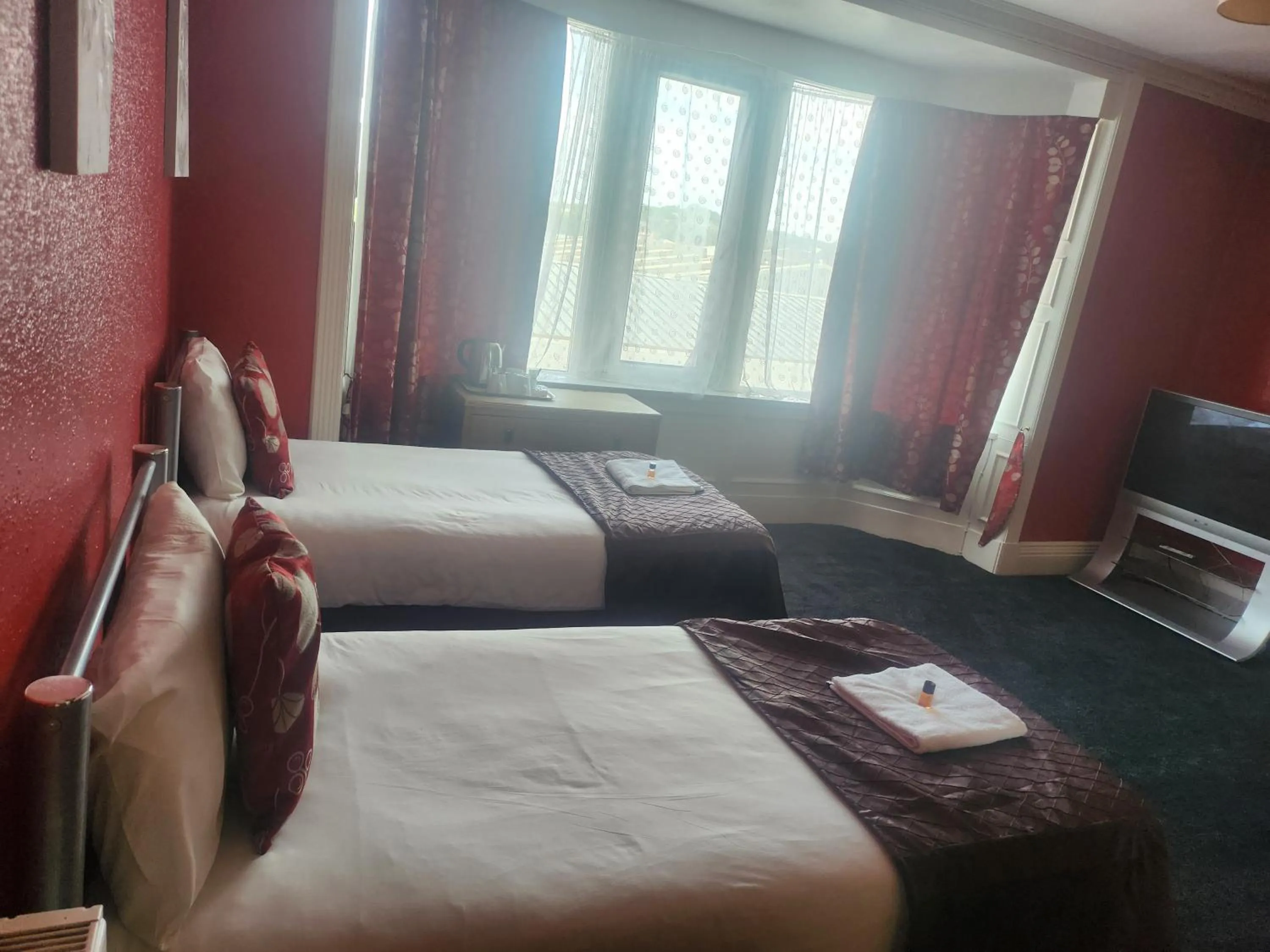 Twin Room with Shared Bathroom in LSO Guest House