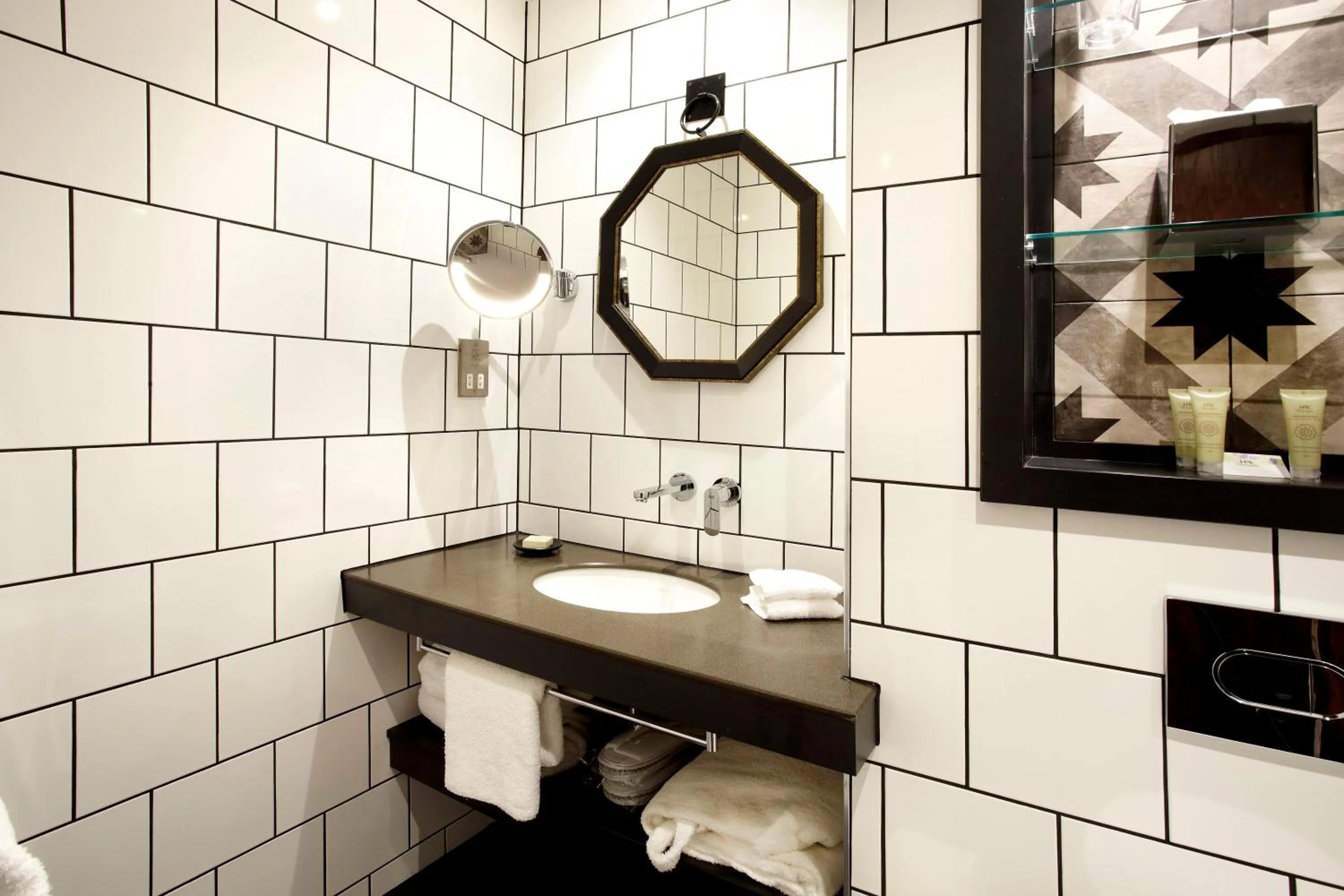 Premium King Room with Sofa Bed in Hotel Indigo York by IHG