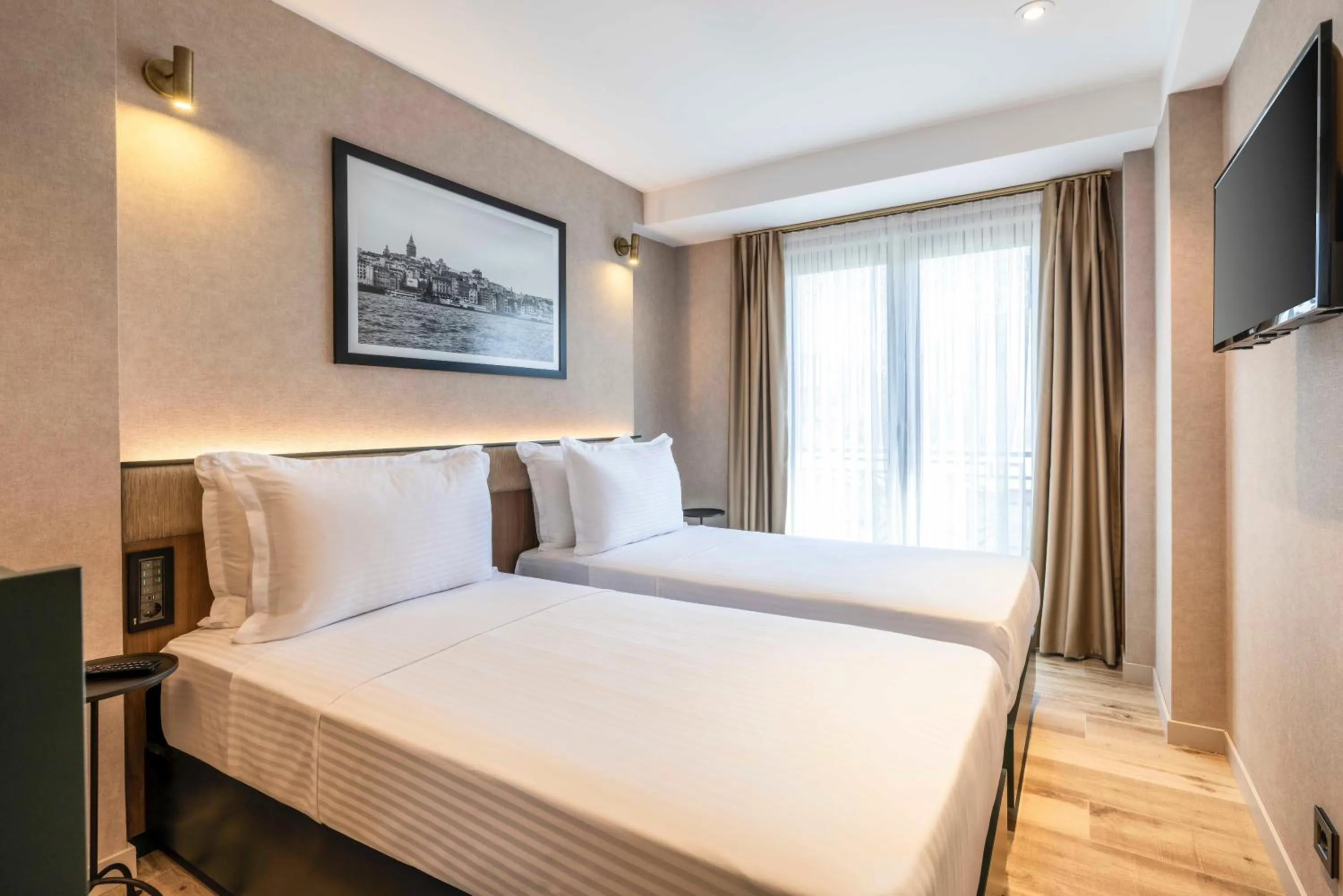 Superior Twin Room in Emilion Hotel