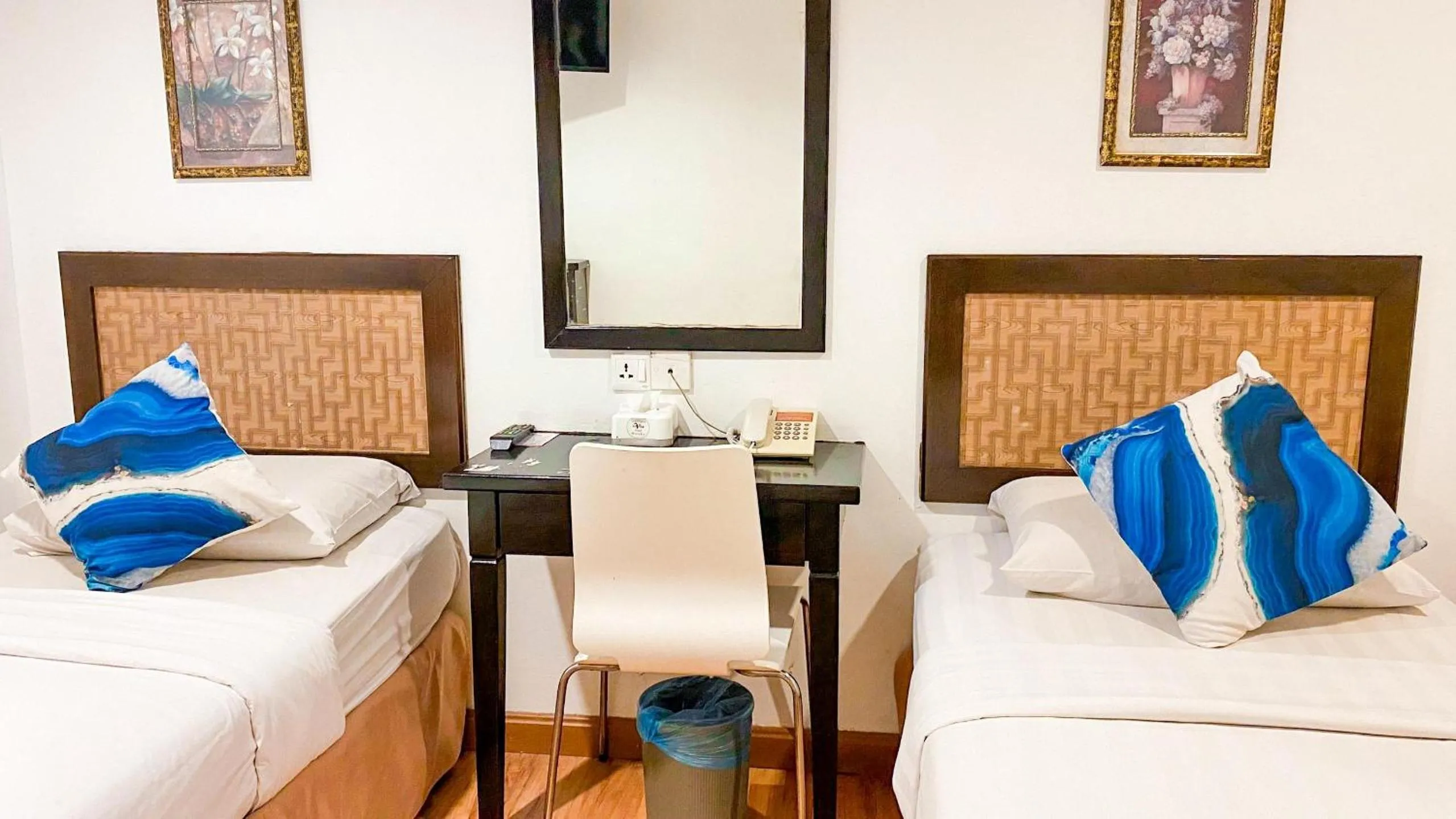 Superior Twin Room (No Window) in Queenspark Lovita Hotel