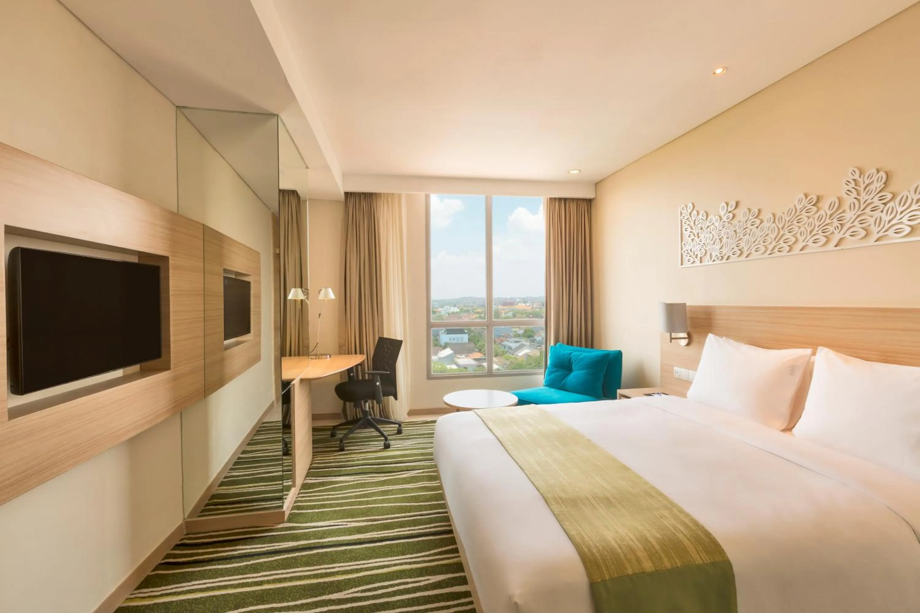 Standard Queen Room with City View and Free Breakfast - Smoking in Holiday Inn Express Semarang Simpang Lima by IHG