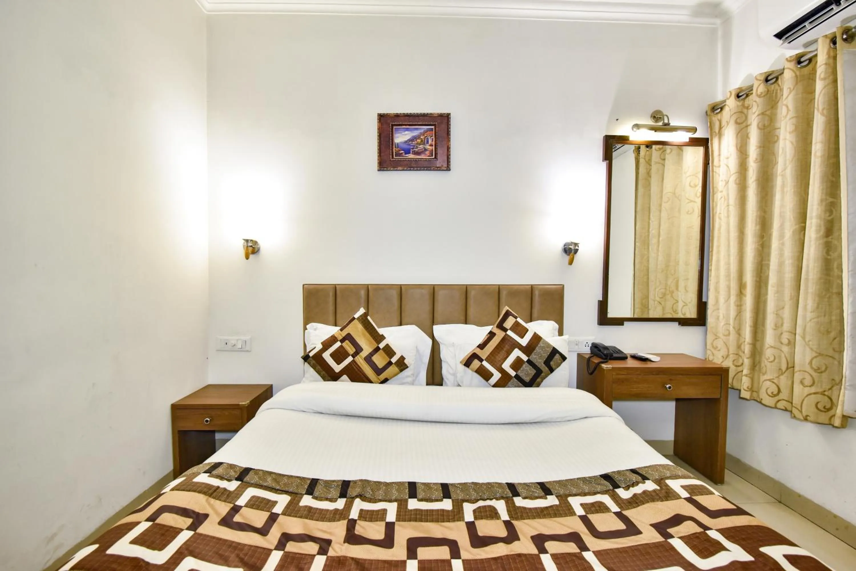 Deluxe Double Room in Hotel Sapphire Opposite Golden Temple