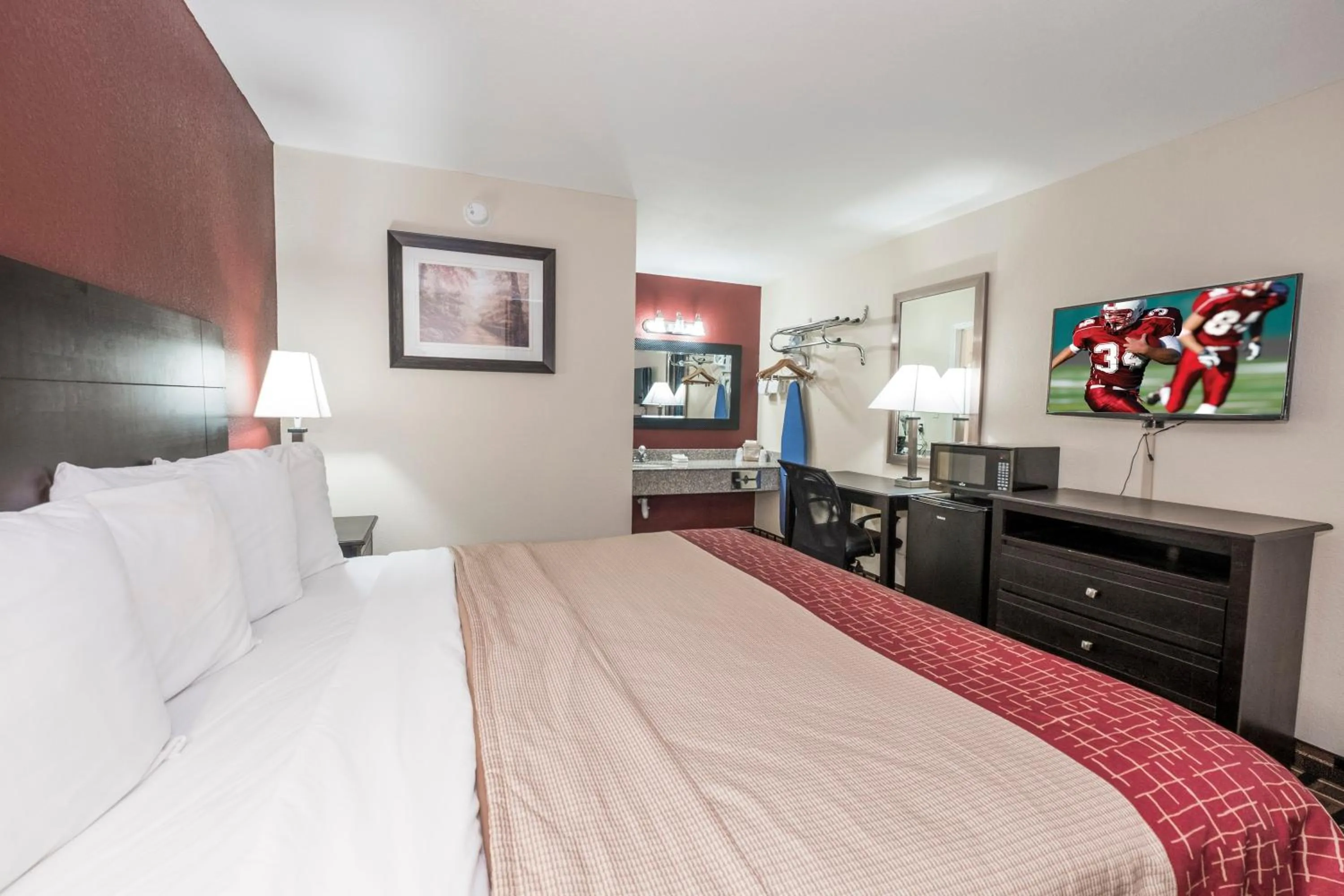 Superior King Room Non-Smoking in Red Roof Inn Mobile - Midtown