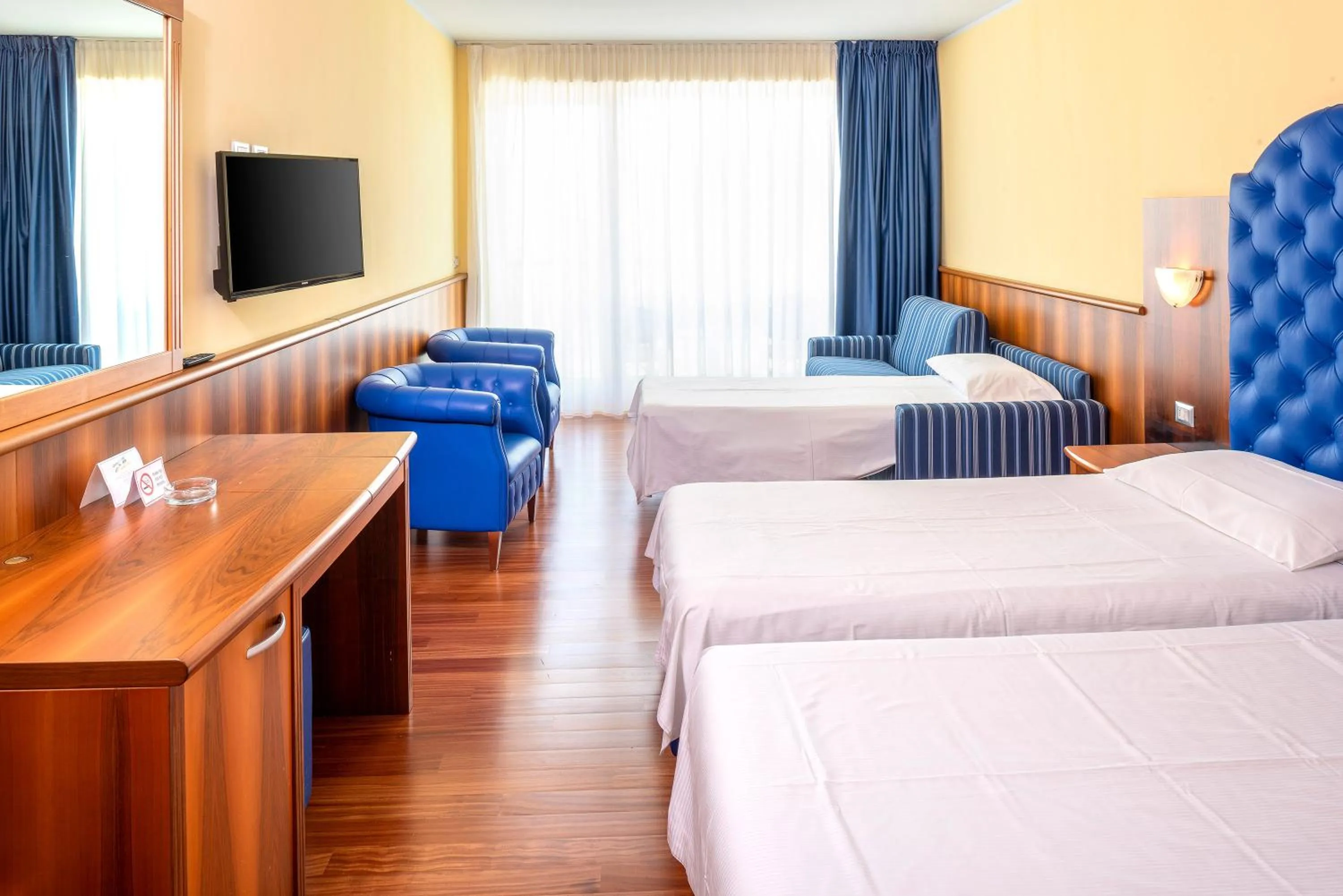 Deluxe Twin Room with Lake View in Hotel Internazionale