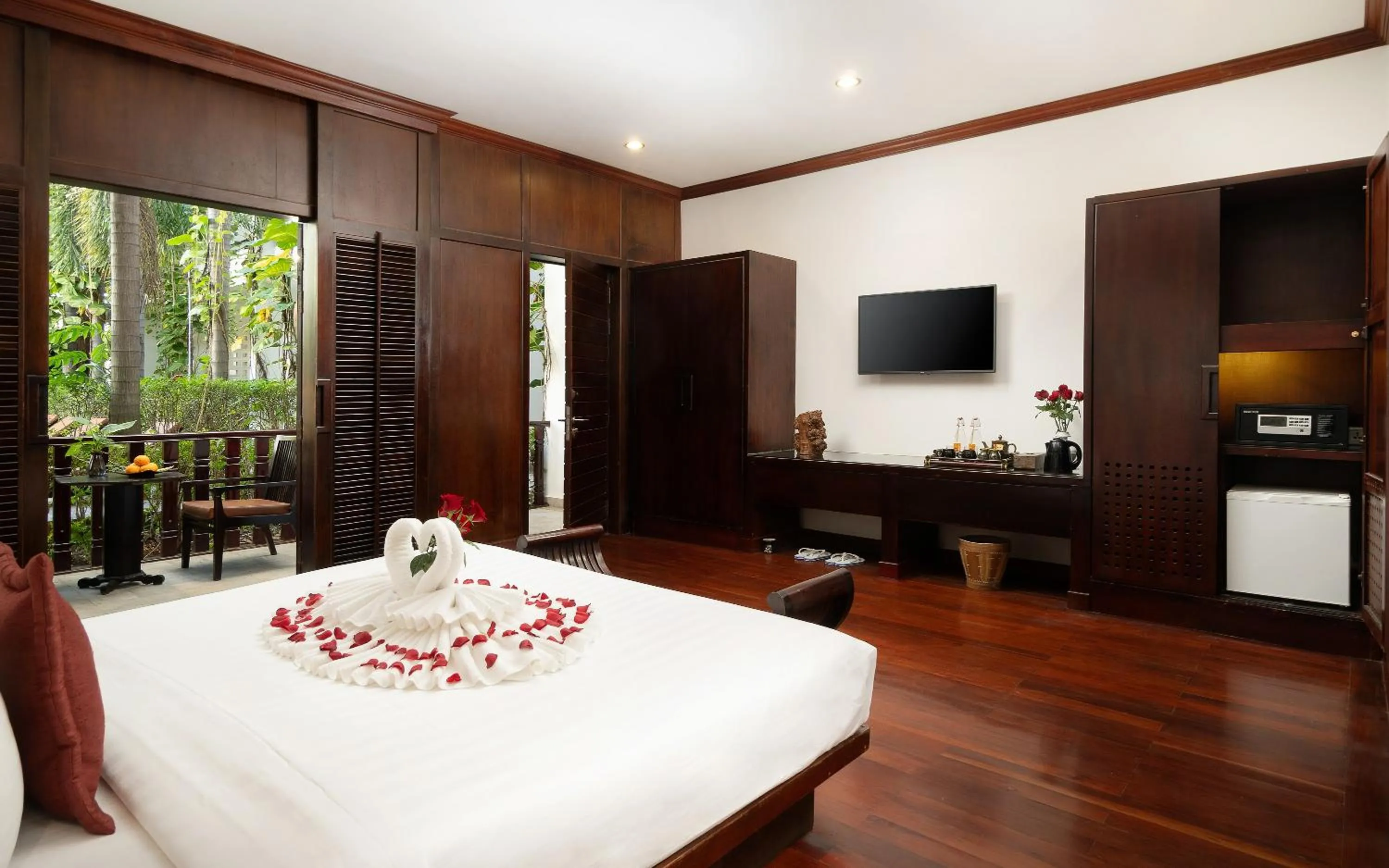 King Suite With Balcony Pool View - Free Pick Up  in The Moon Residence & Spa