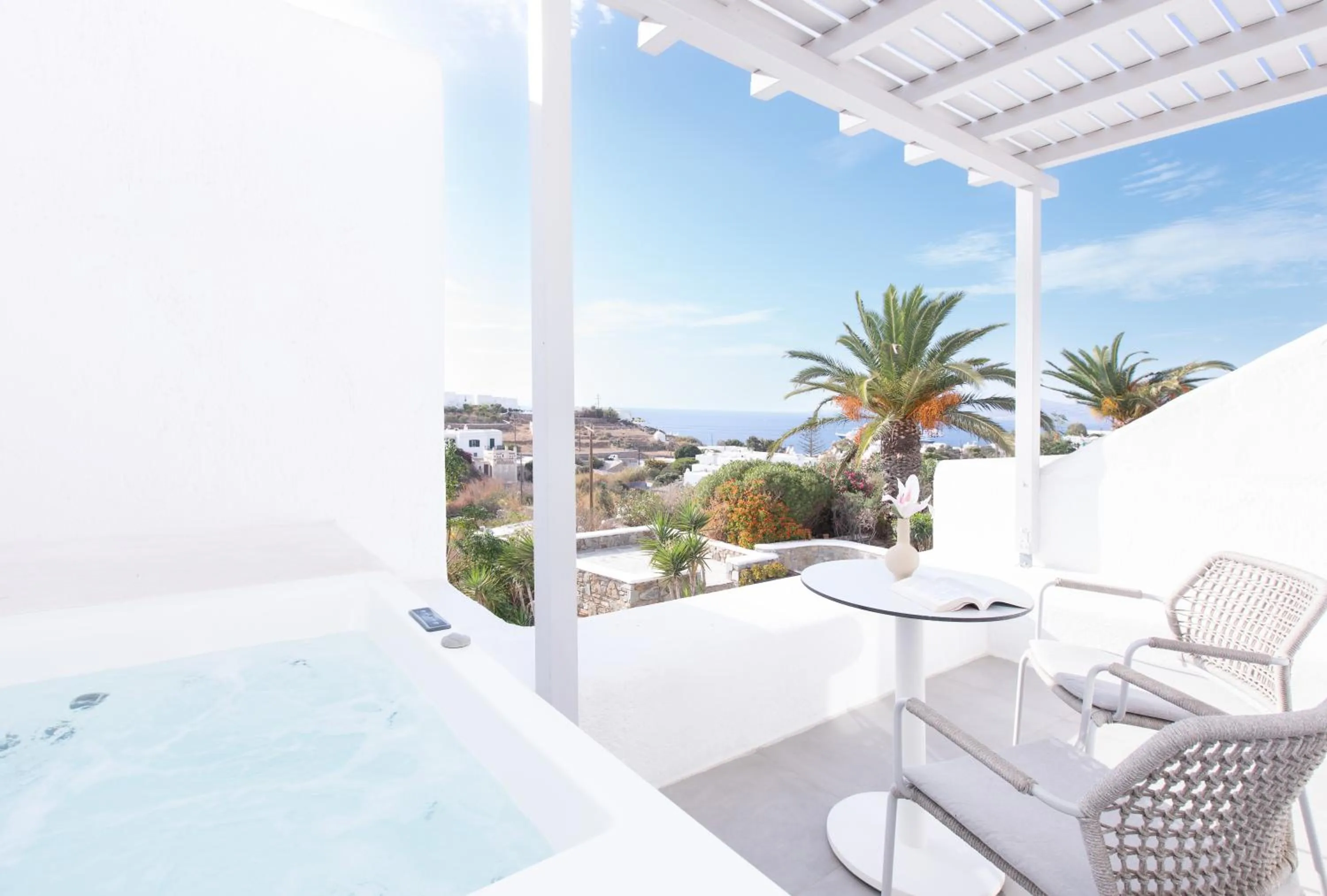 Cocoon Room / Sea View Jacuzzi in Andronikos Hotel