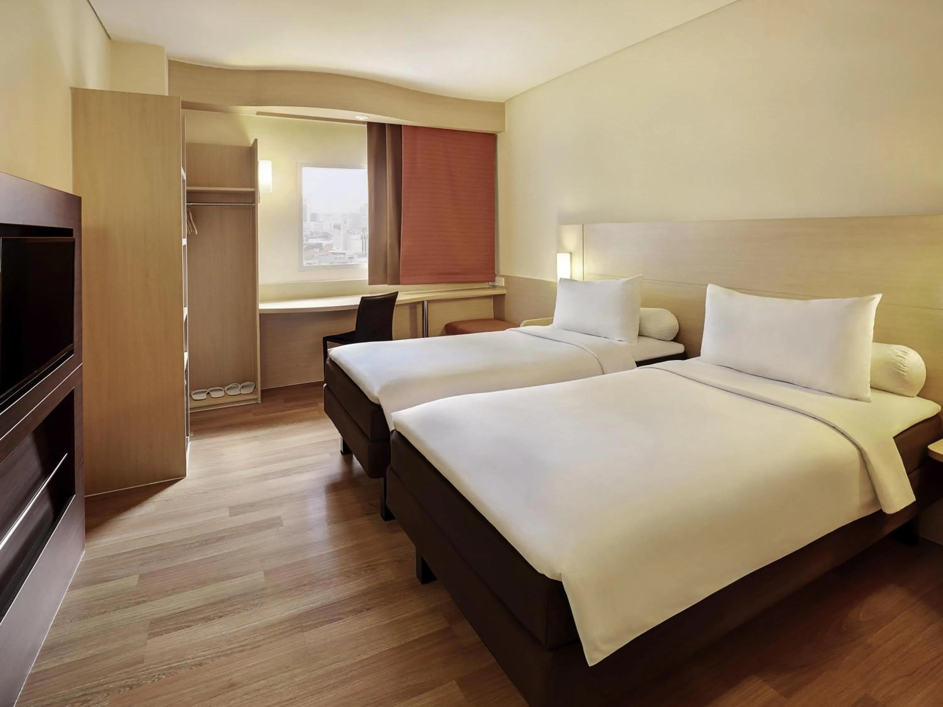 Standard Twin Room in Ibis Jakarta Harmoni