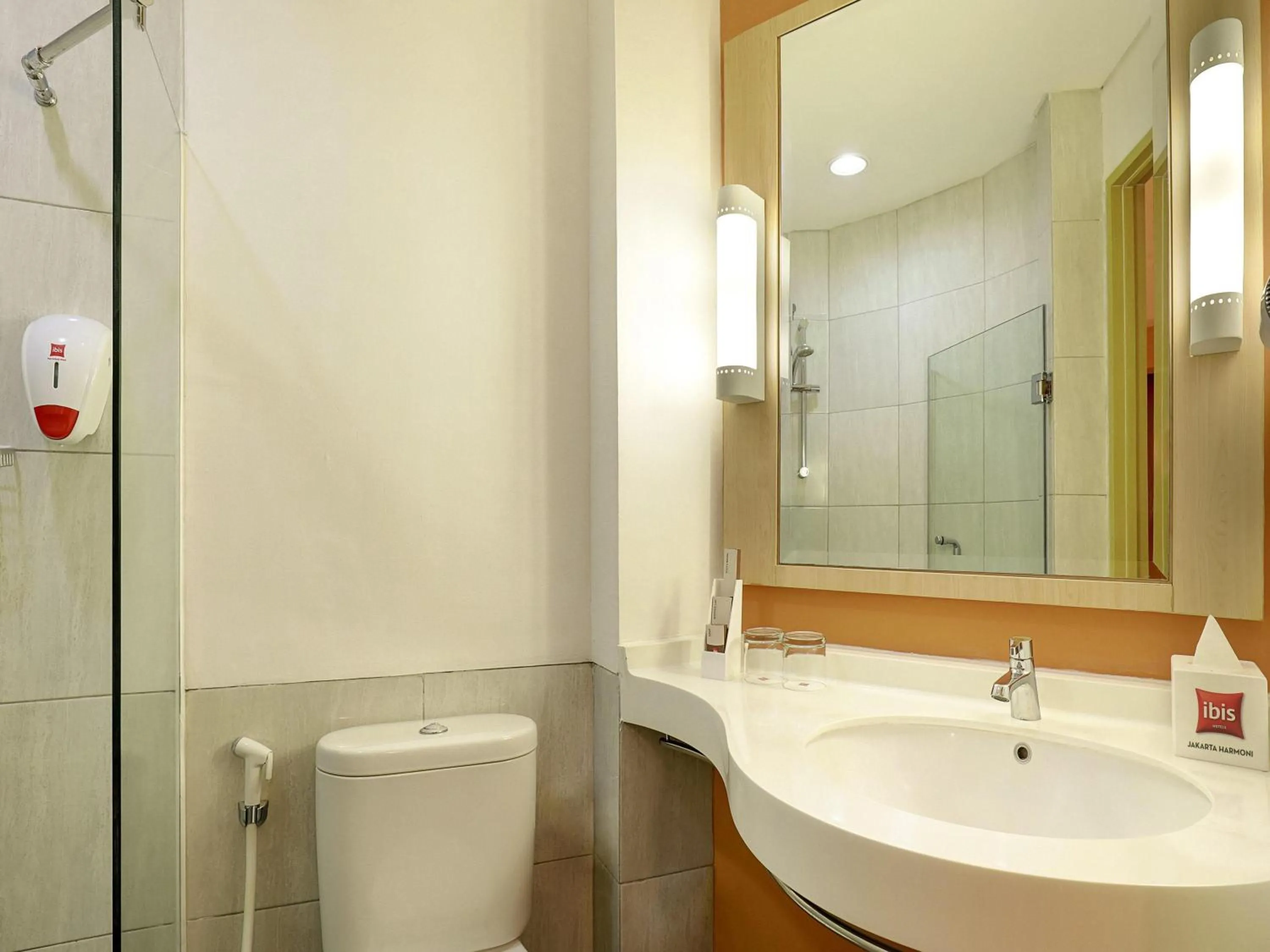 Standard Double Room in Ibis Jakarta Harmoni