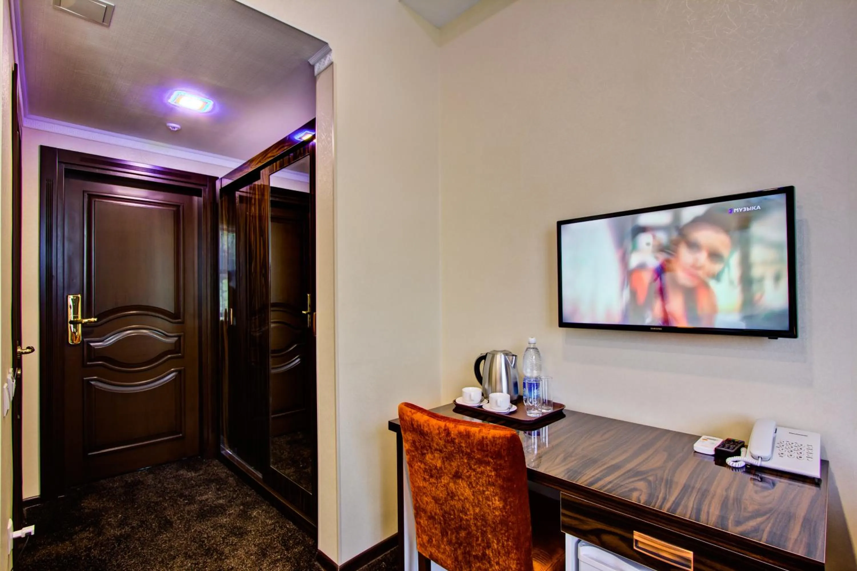 Standard Single Room in Discovery Hotel