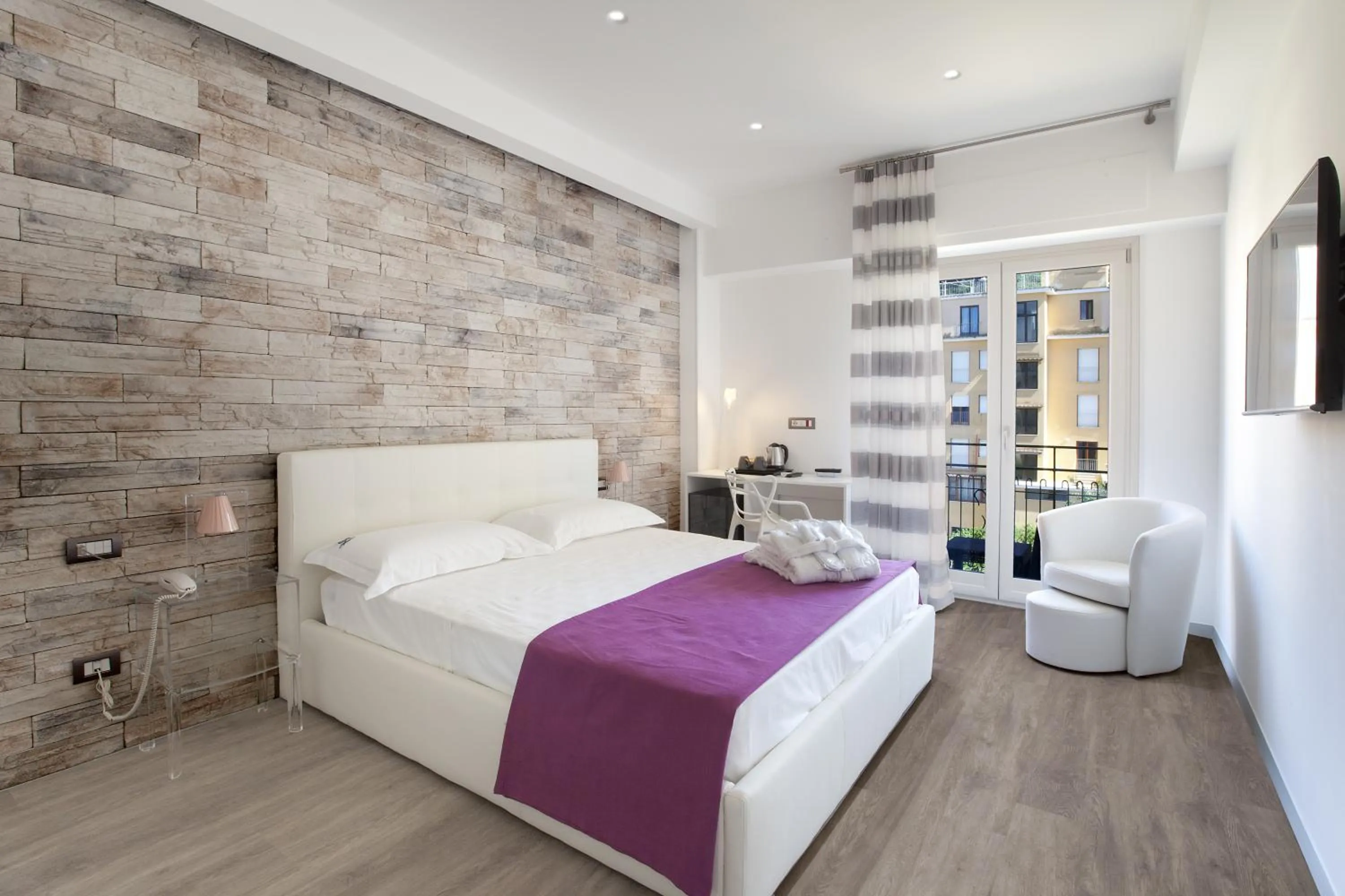 Deluxe Double Room with Balcony in Vhome